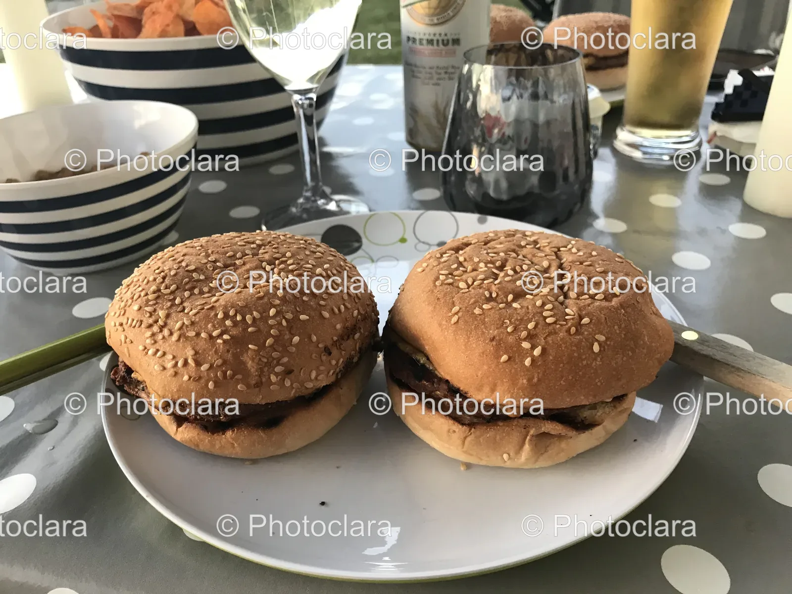Delicious-Hamburgers-on-a-Plate.jpg