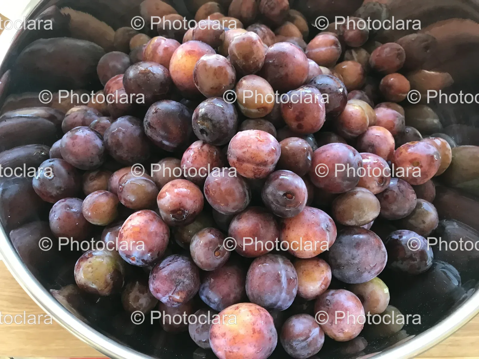 bowl-of-fresh-juicy-plums.jpg