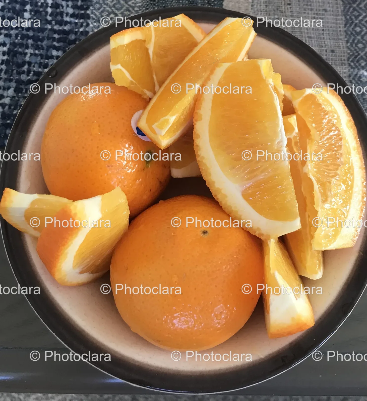 bowl-of-fresh-oranges-and-slices.jpg