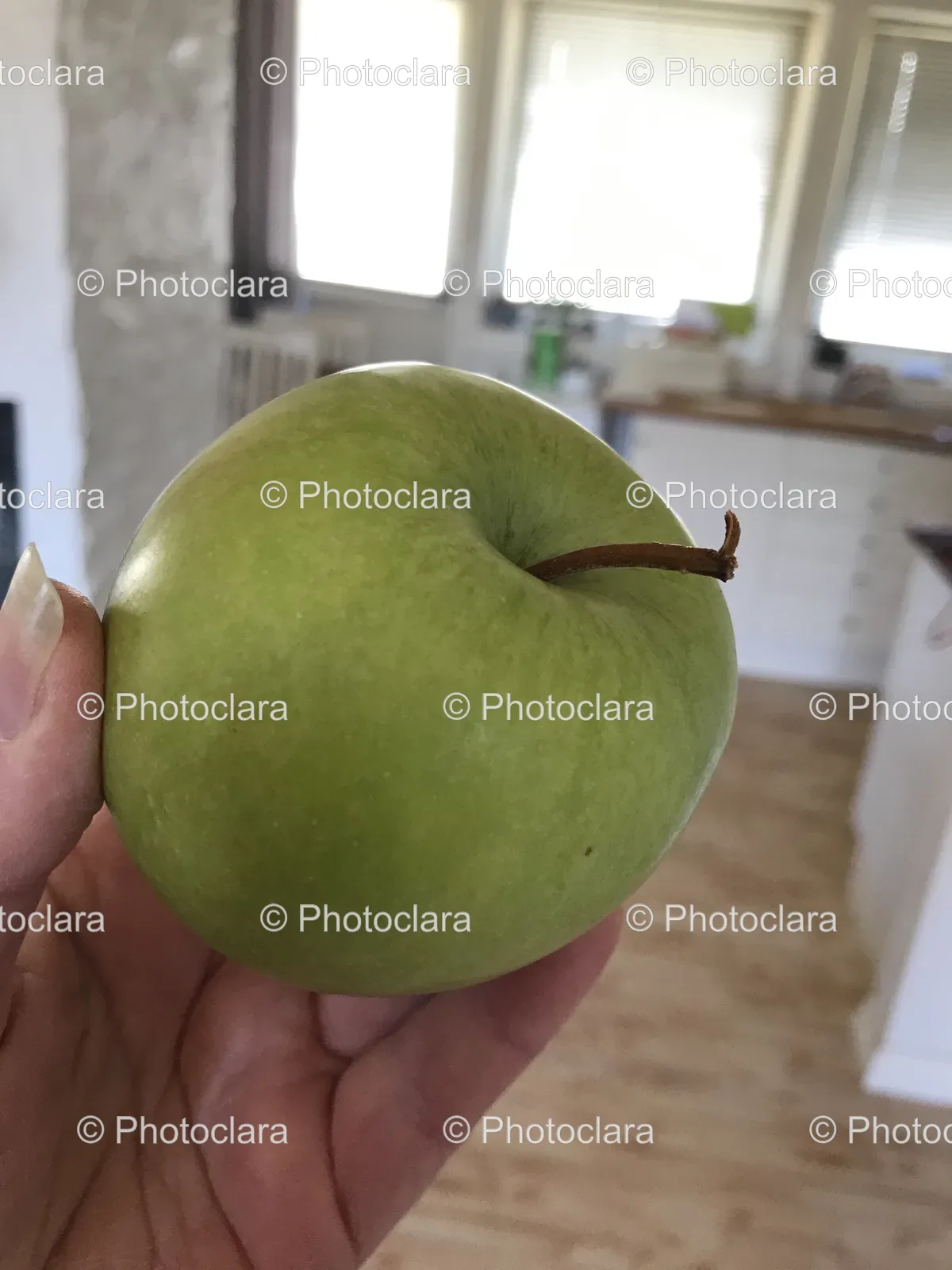 hand-holding-green-apple.jpg