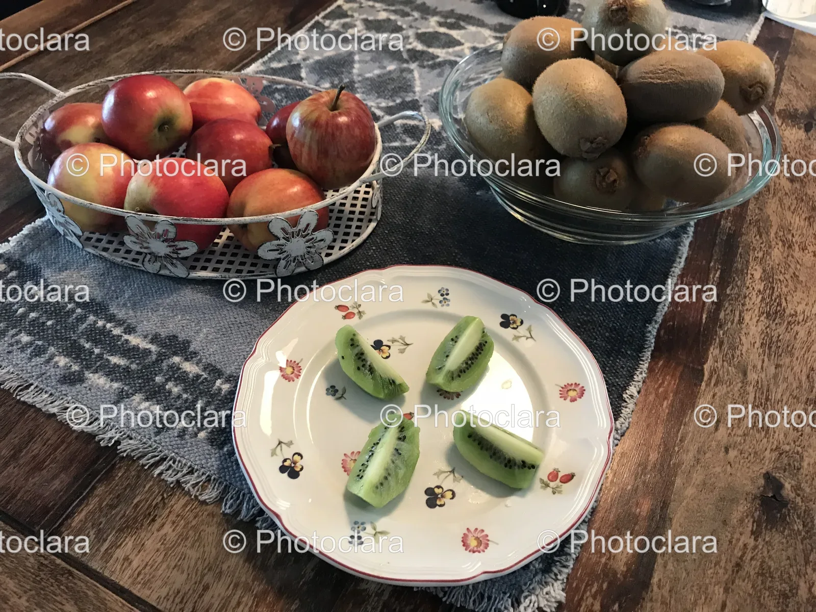 Plate-of-Kiwi-and-Apples-on-a-Table.jpg