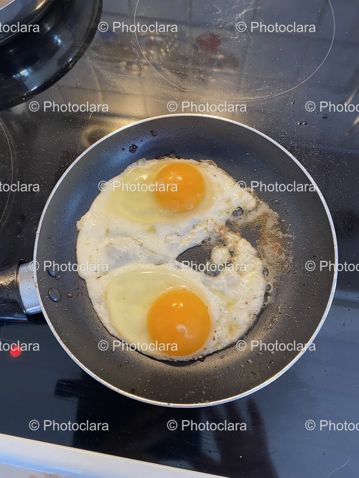 Two-Fried-Eggs-in-a-Pan.jpg