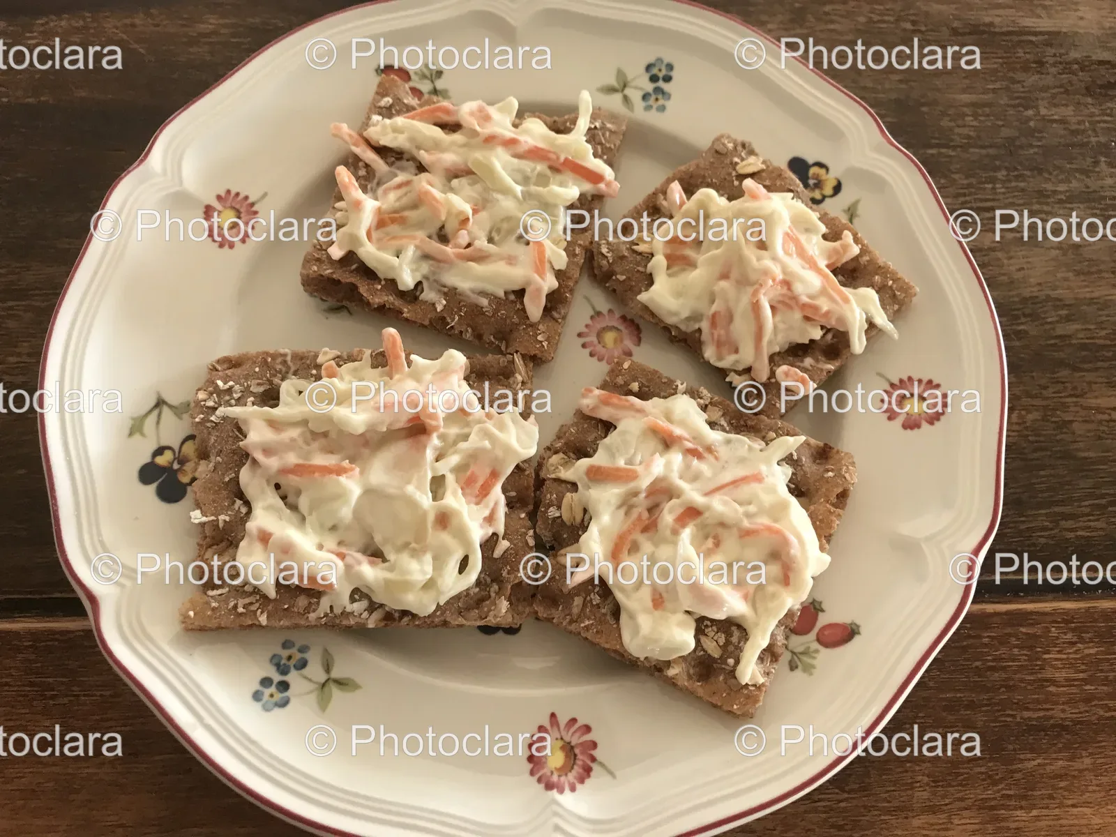 Plate-of-Crackers-with-Cheese-and-Carrots.jpg