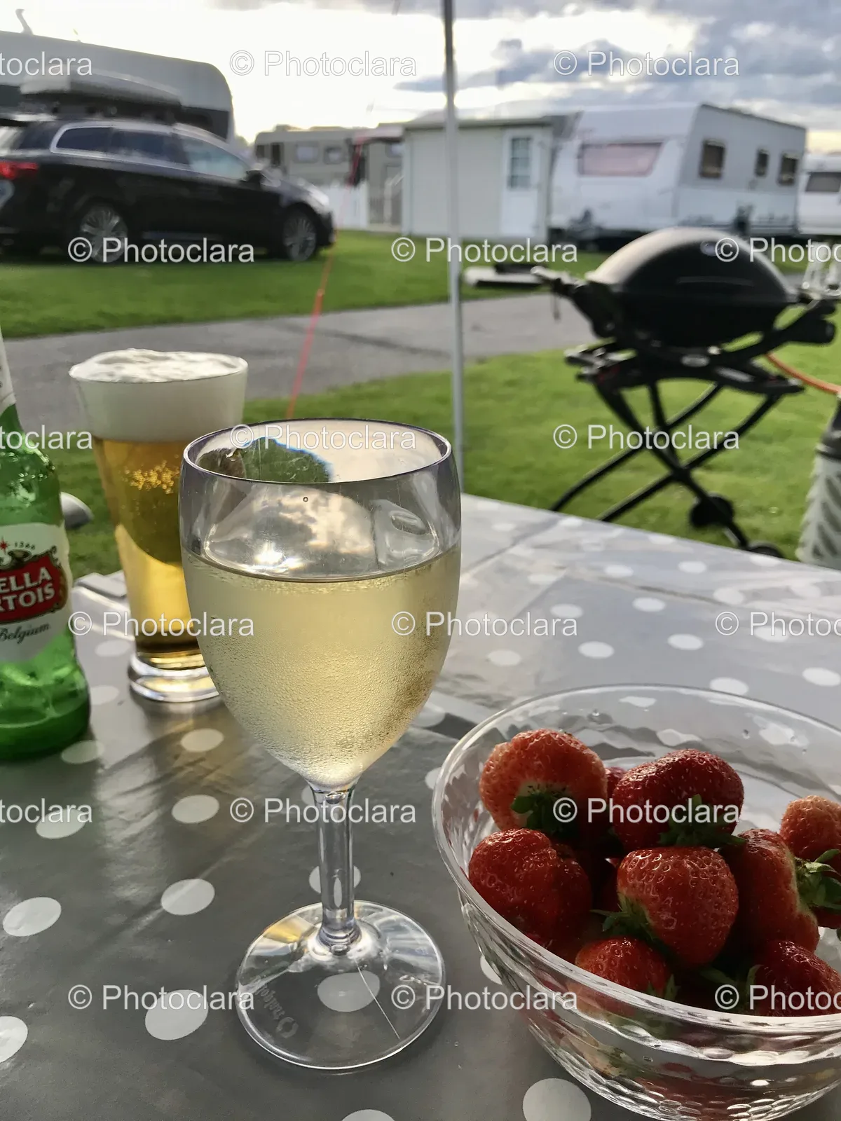 Outdoor-Dining-With-Food-And-Drinks.jpg