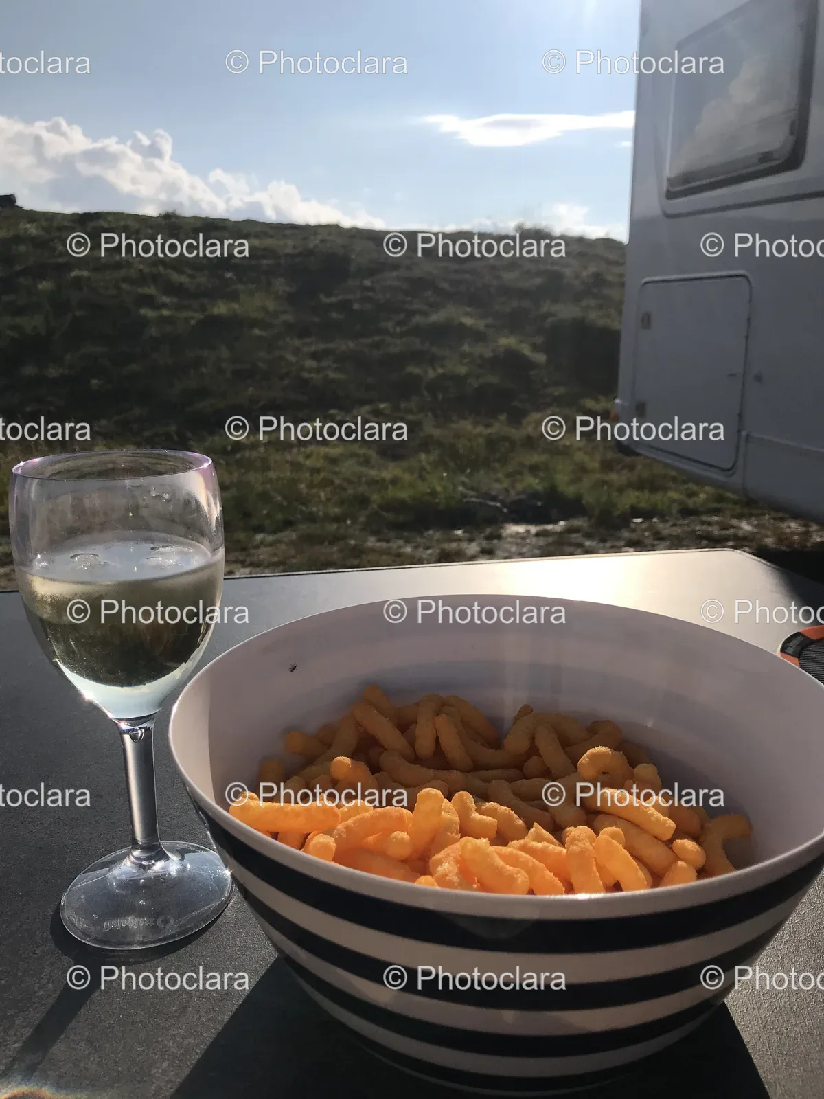 Outdoor-Dining-with-Wine.jpg