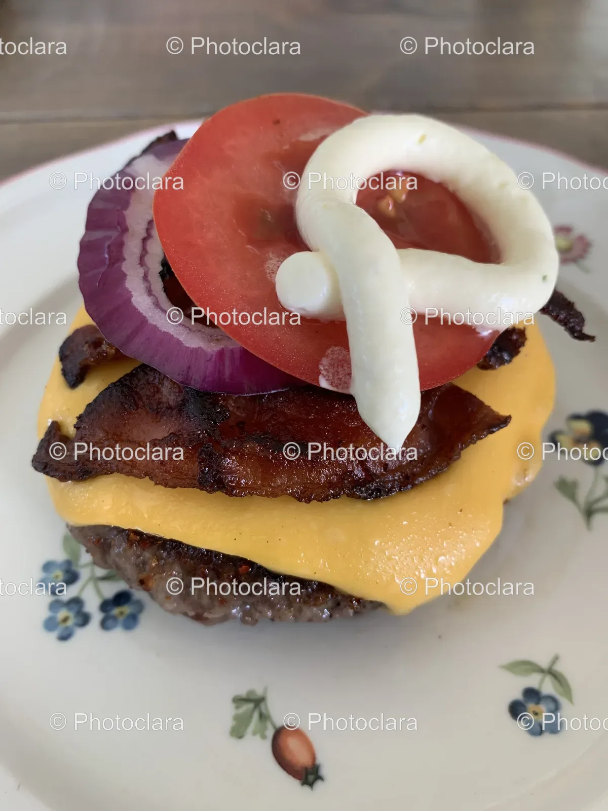 Cheeseburger-with-Bacon-and-Tomato.jpg