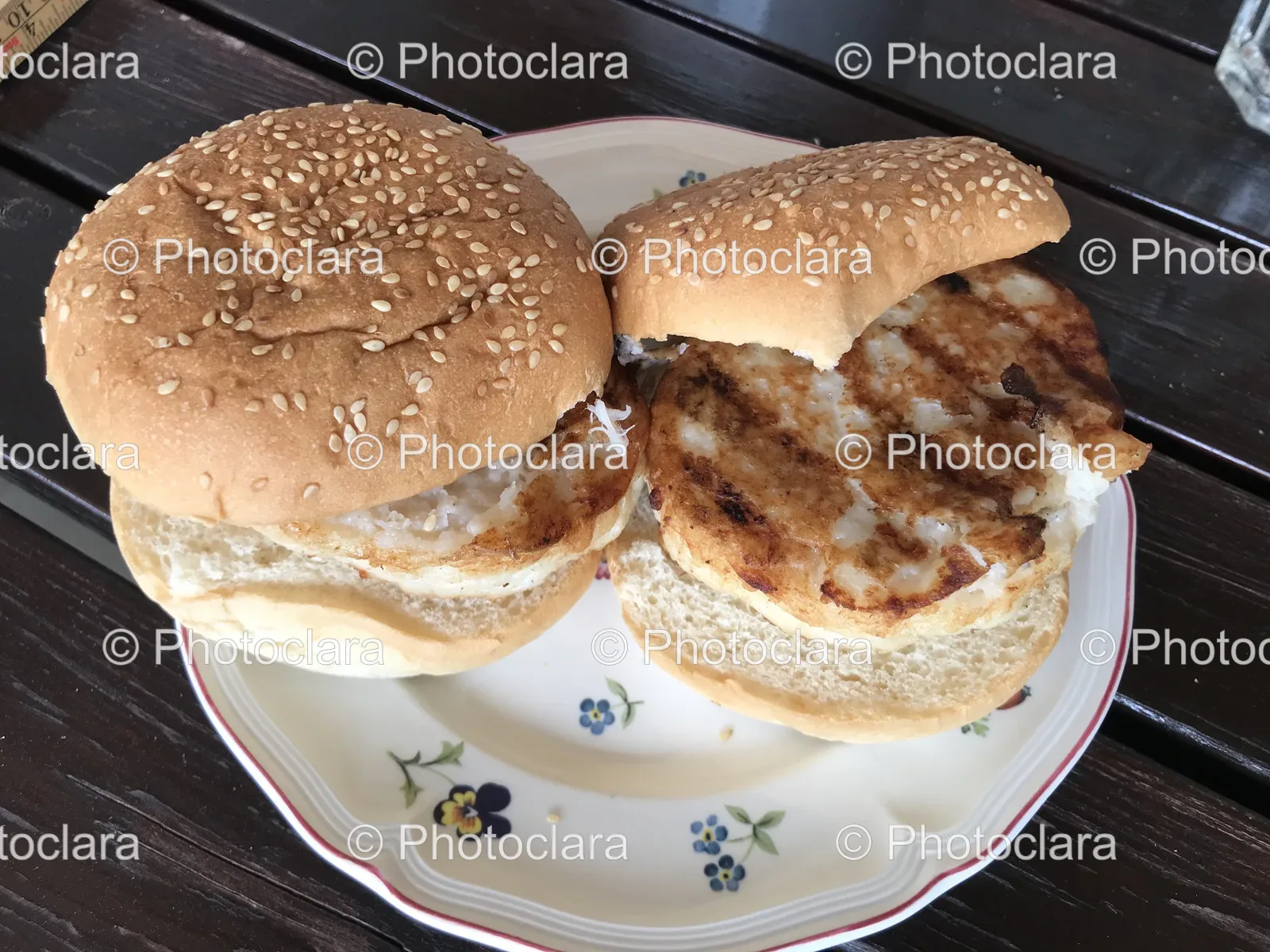 Delicious-Burger-on-Plate.jpg