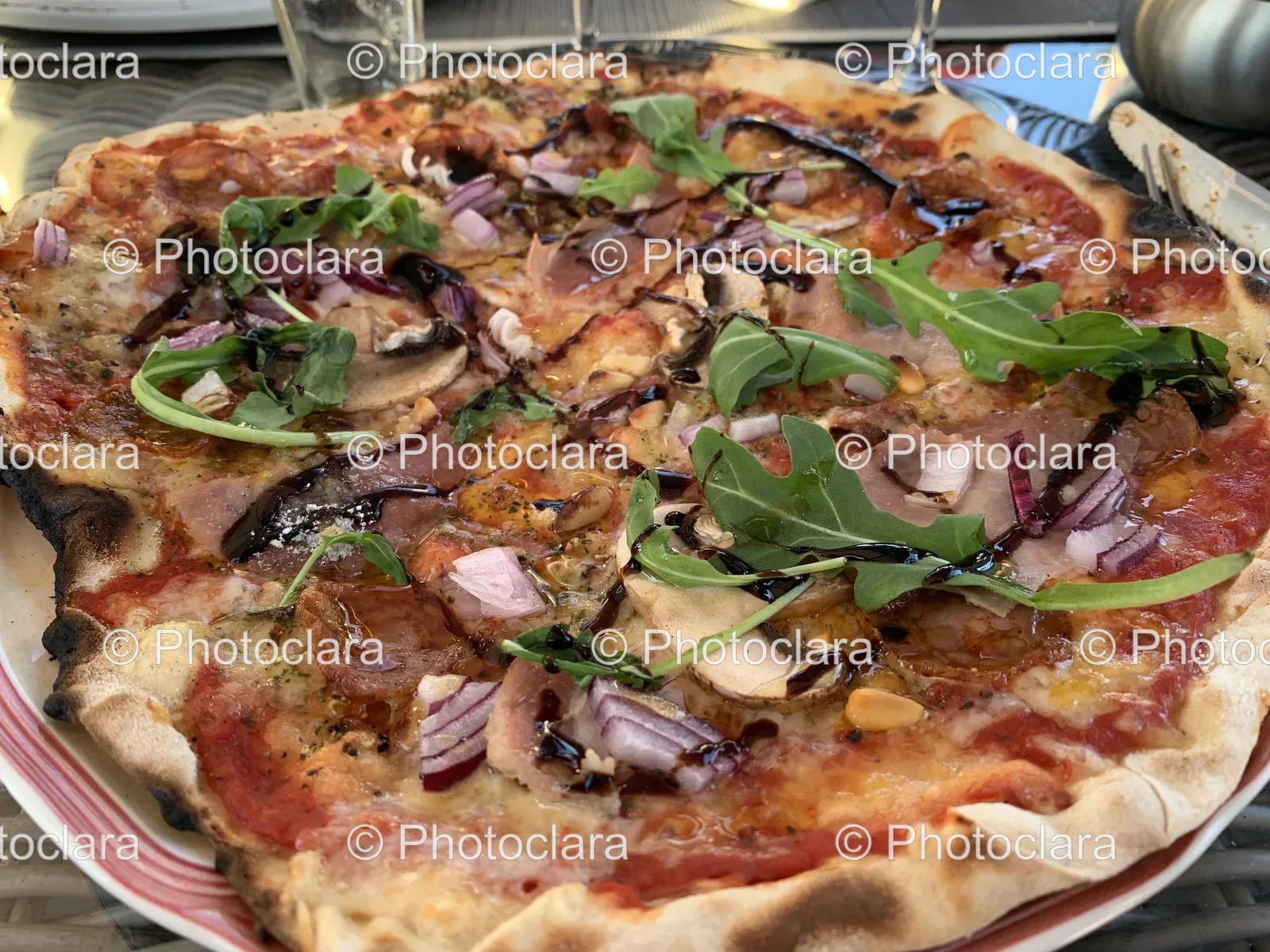 Delicious_Vegetable_Pizza.jpg