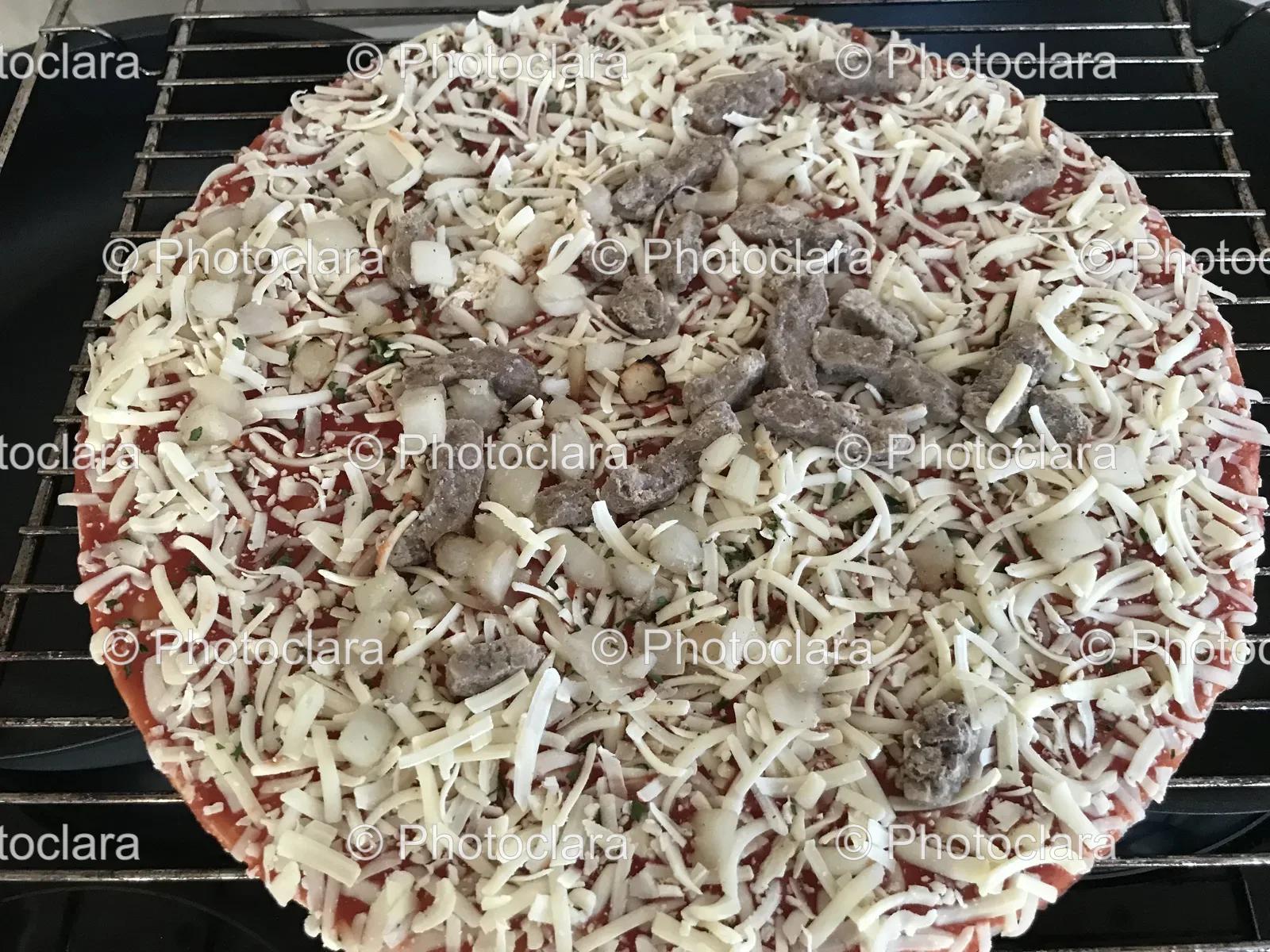 Grilled-Meat-and-Cheese-Pizza.jpg