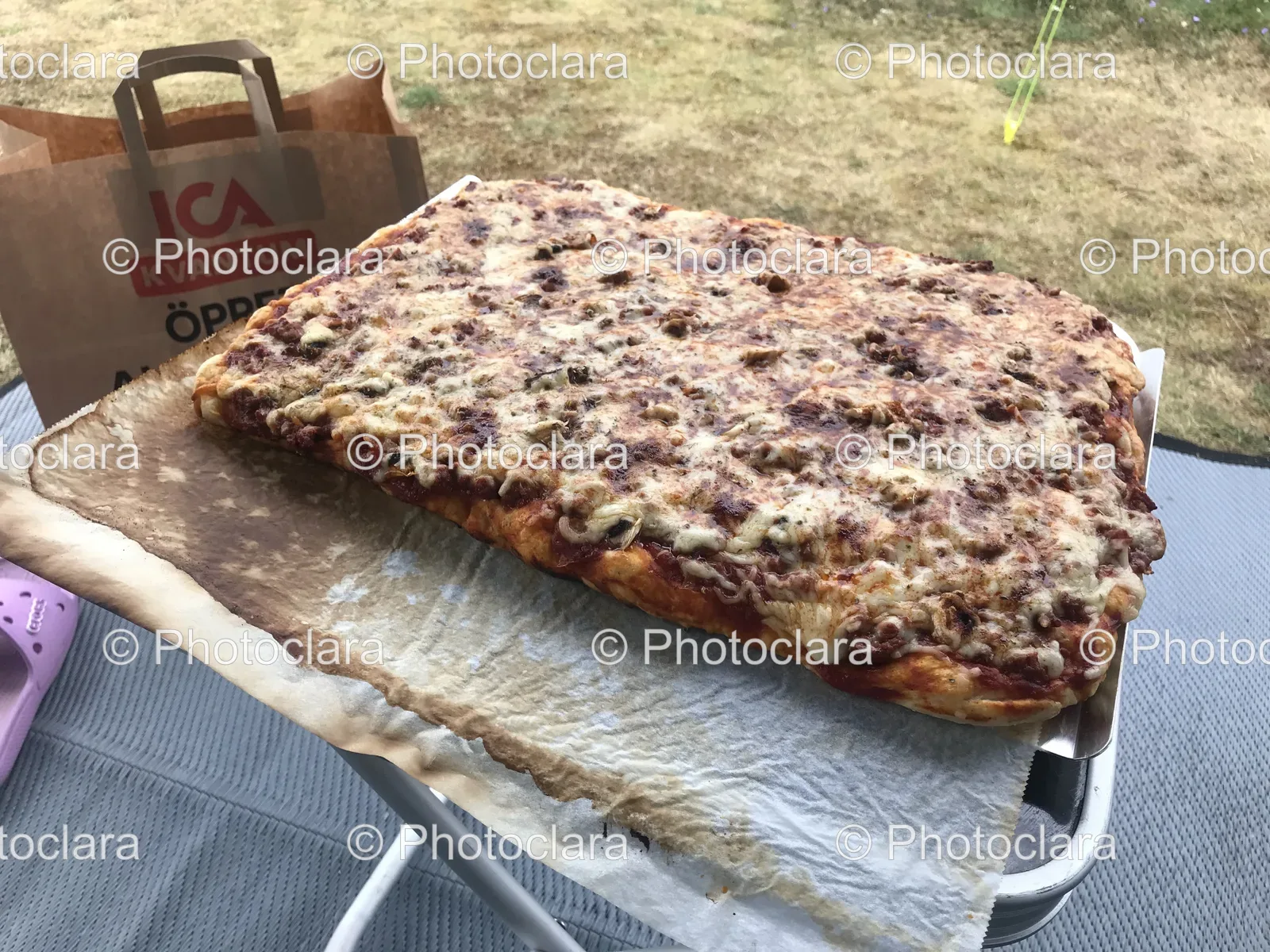 Outdoor-Pizza-on-a-Table.jpg
