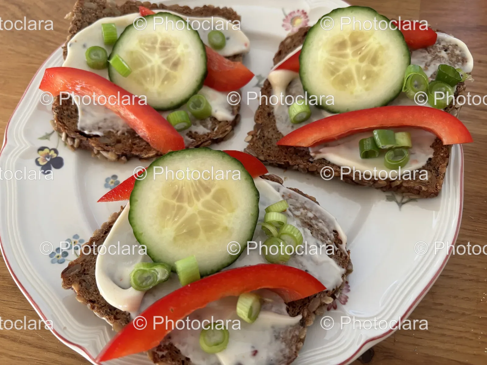 Colorful-Vegetable-Sandwich-on-a-Plate.jpg