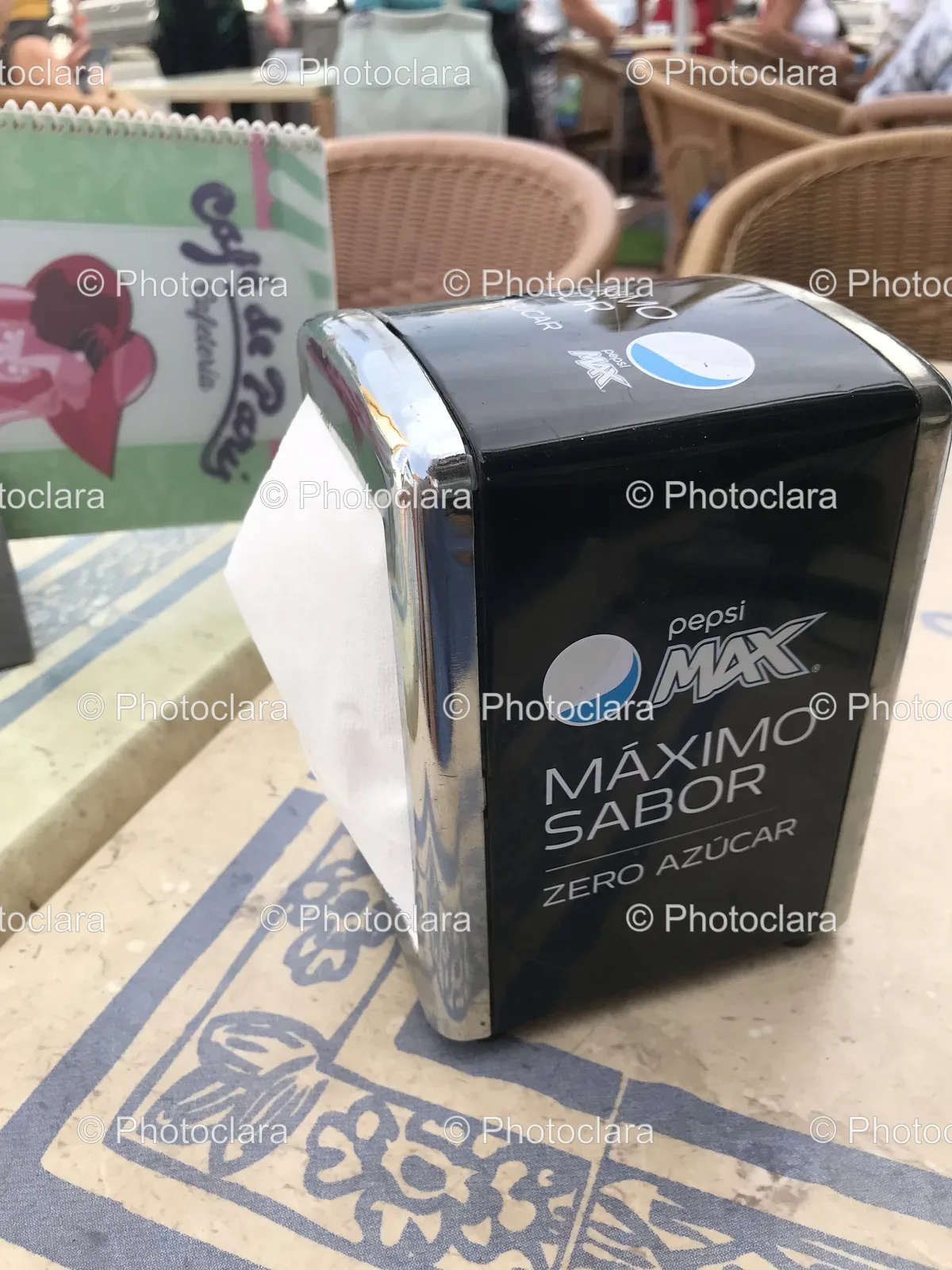black-and-silver-napkin-holder-cafe-de-paris.jpg