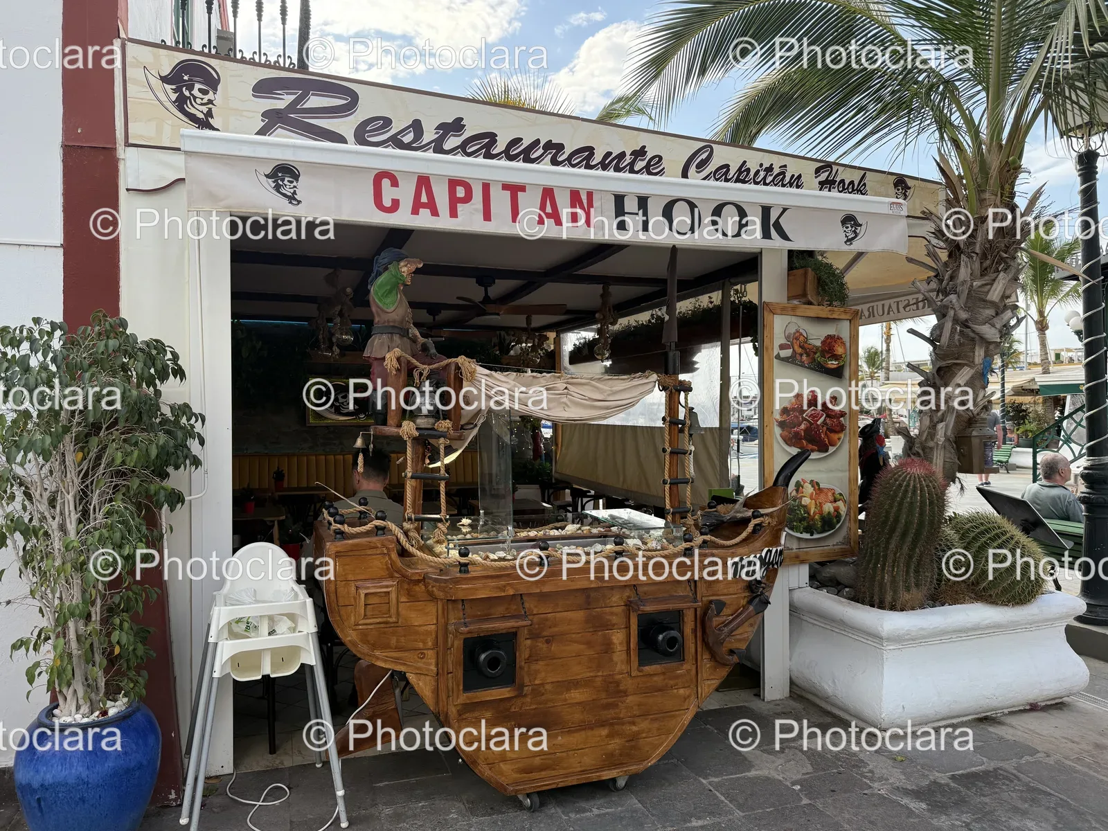 Boat-Shaped-Restaurant-Scene.jpg
