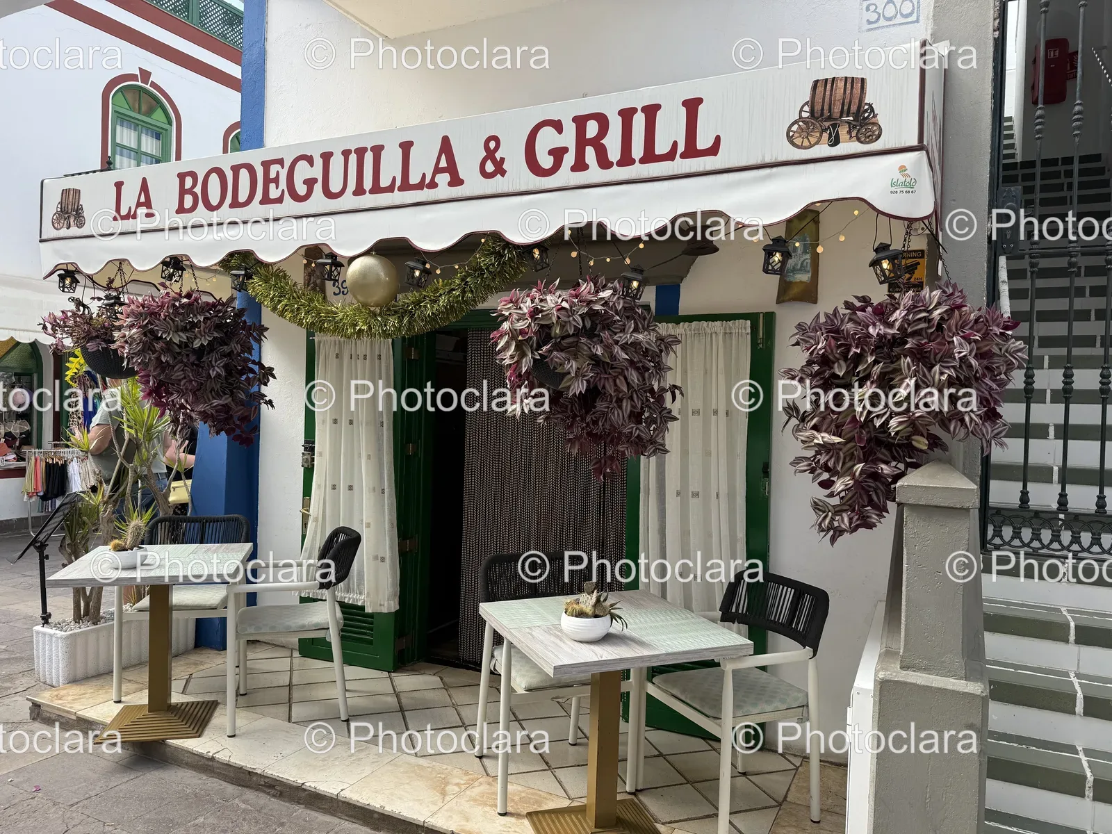 Charming-Restaurant-Interior-Setup.jpg