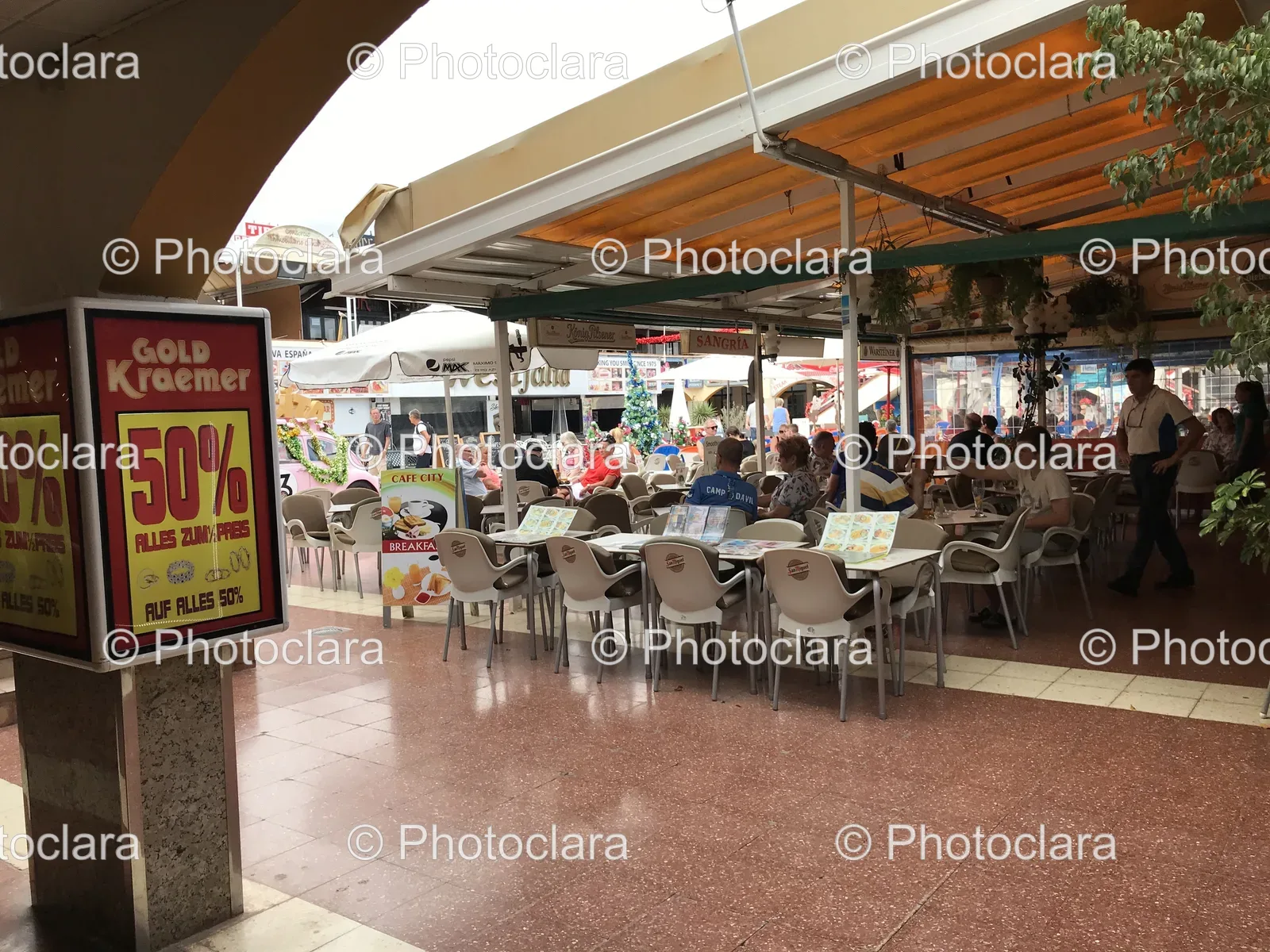 Group-Dining-at-Restaurant.jpg