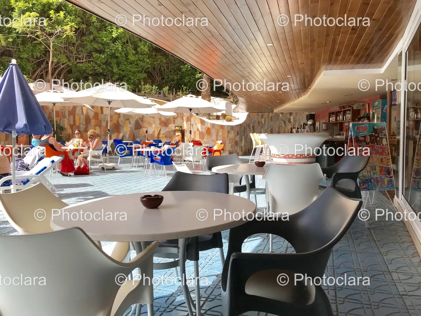 Outdoor-Dining-Scene-at-Restaurant.jpg