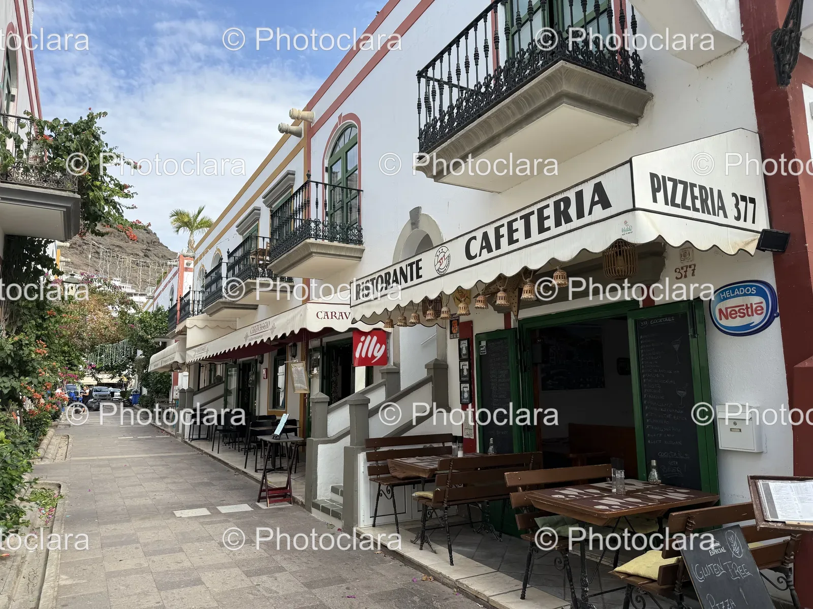 Charming-Outdoor-Seating-at-Pizzeria-377.jpg