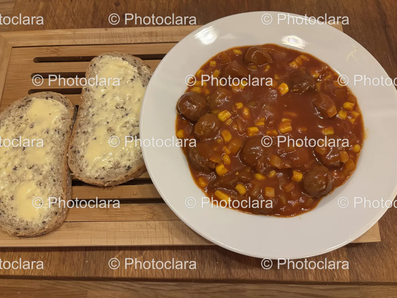 Hearty-Bowl-of-Soup-with-Bread.jpg