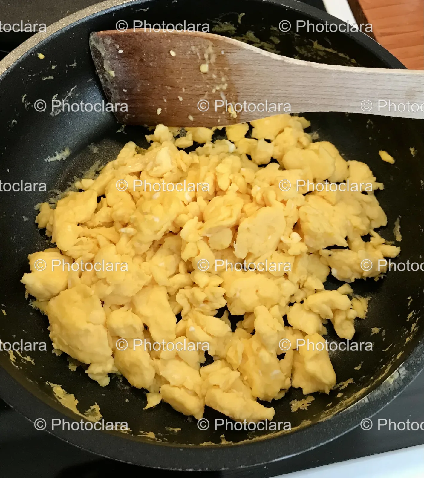 Scrambled-Eggs-Pan-Wooden-Spatula.jpg