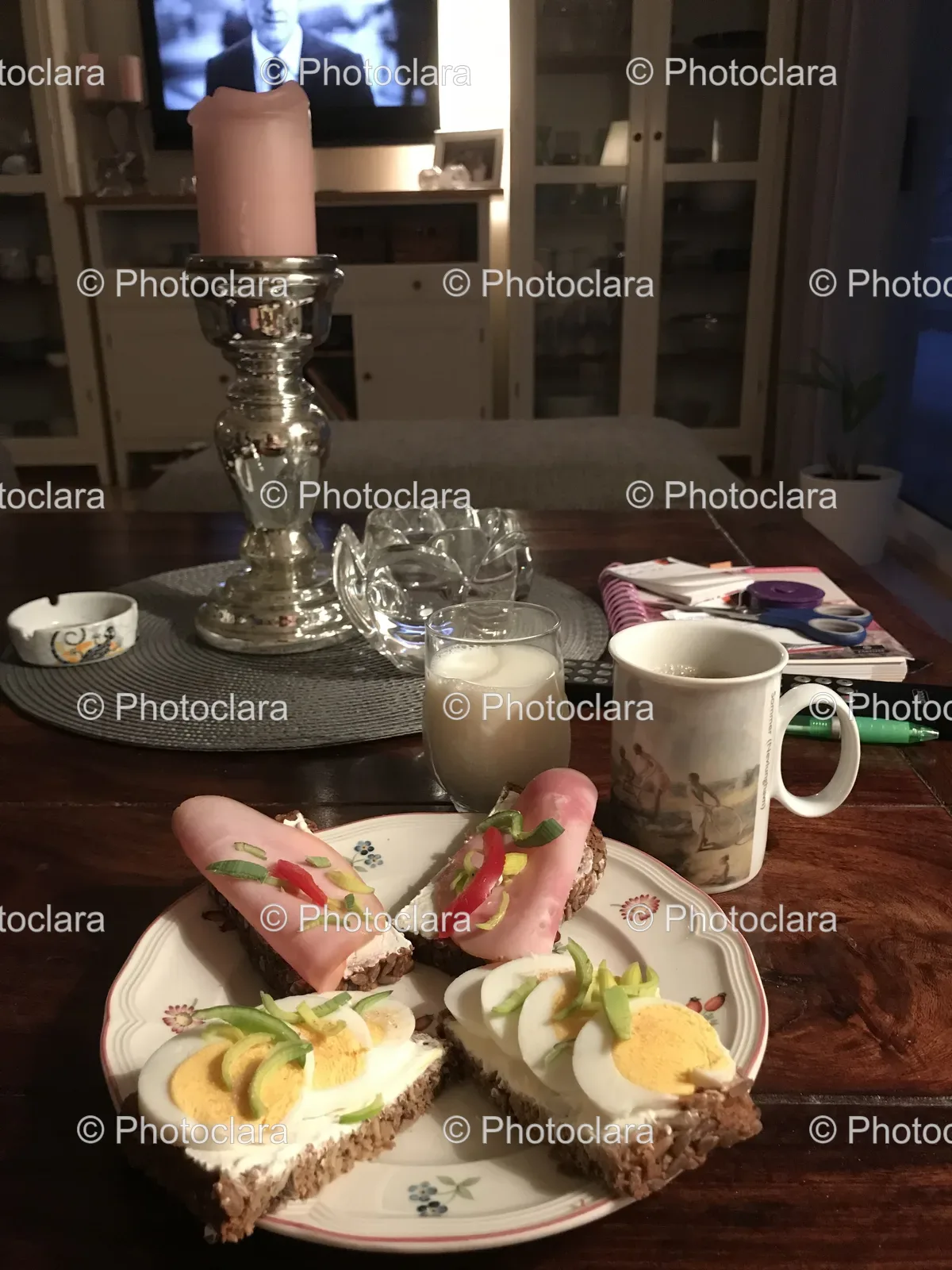 Elegant-Brunch-Table-Setting-with-Food-and-Drink.jpg