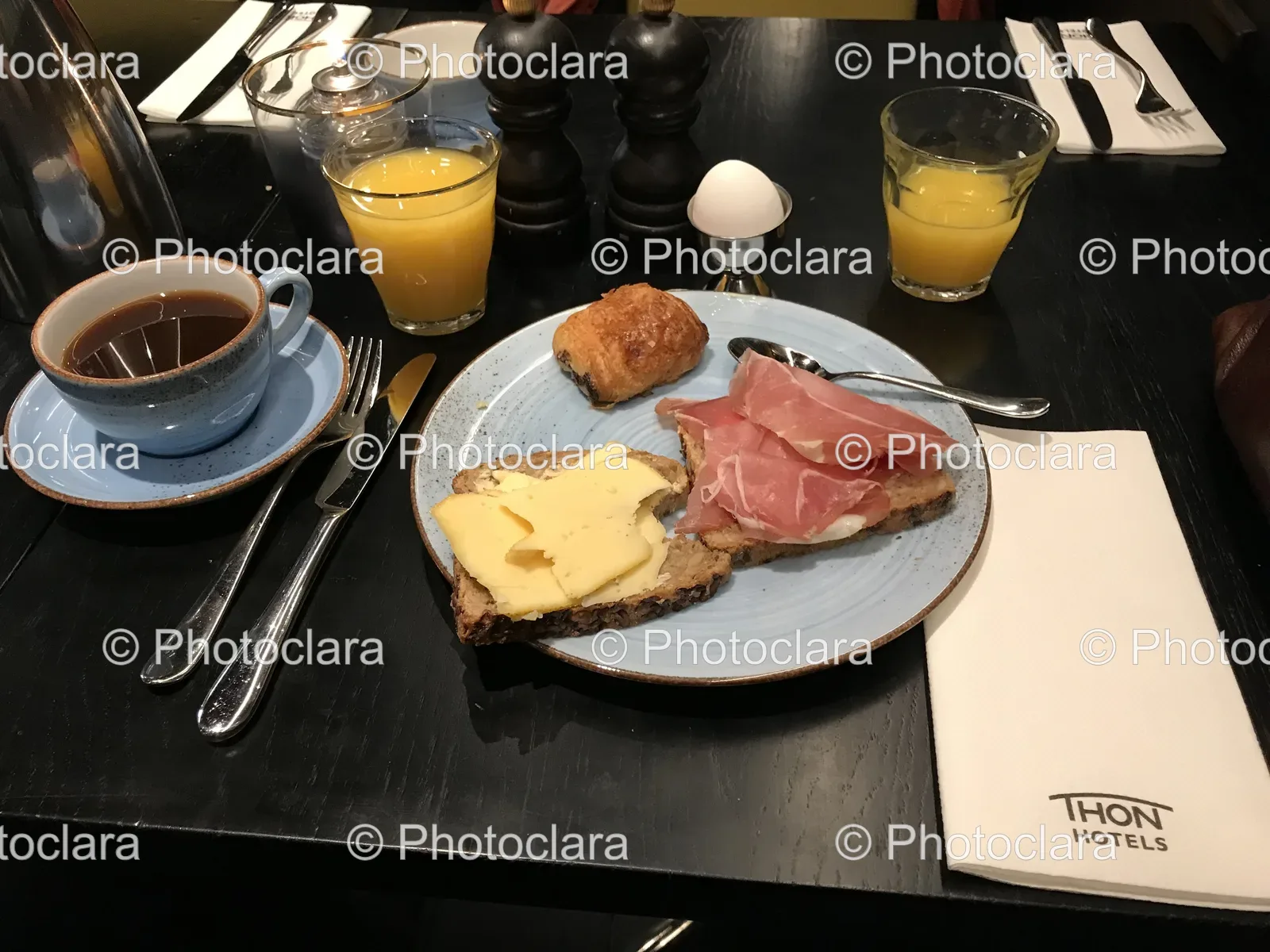 Gourmet-Breakfast-Setting-with-Drinks.jpg