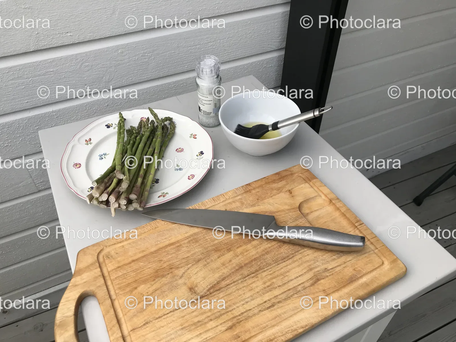 plate-of-asparagus-with-knife-on-table.jpg