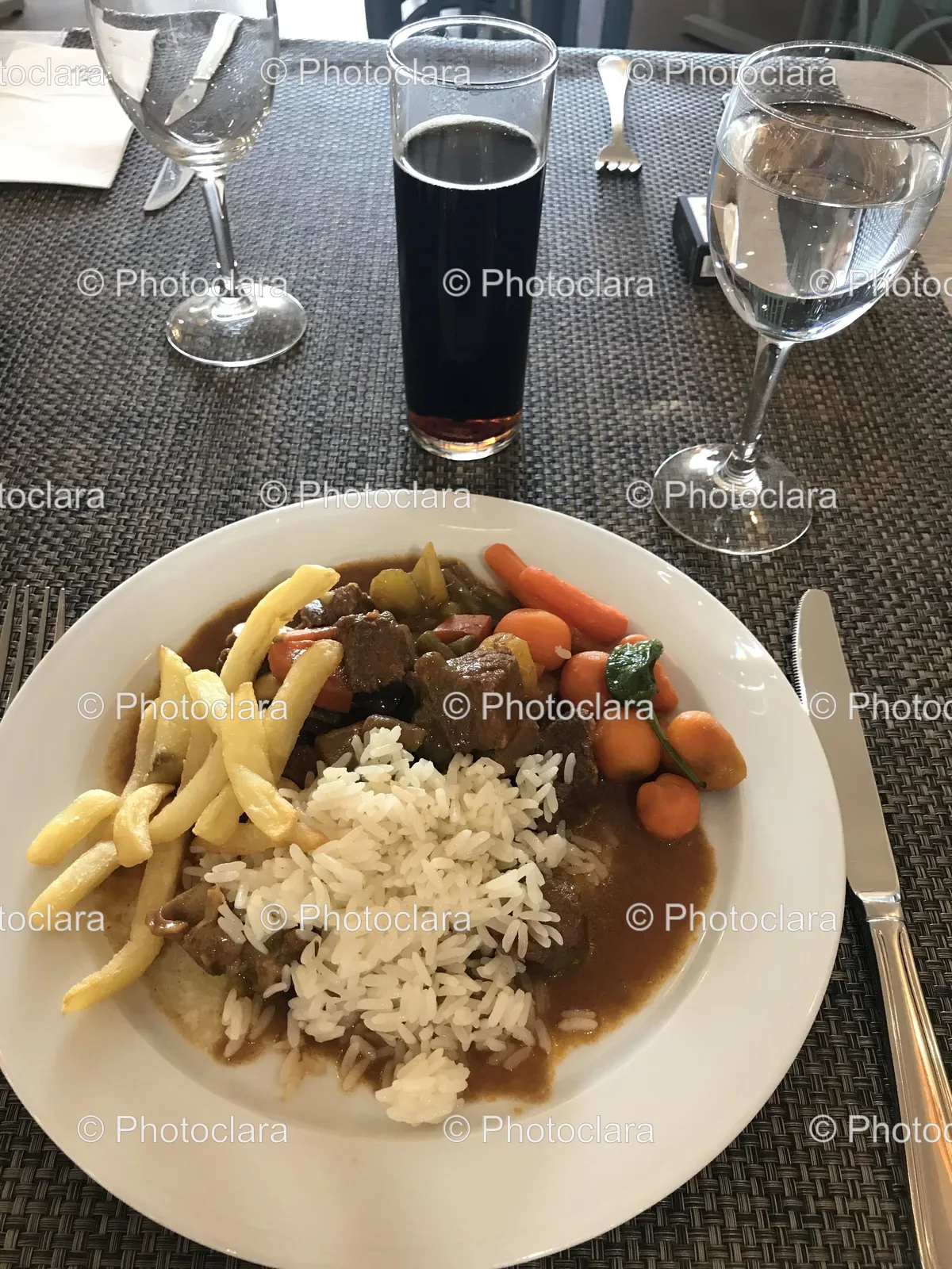 delicious-dinner-plate-with-water.jpg