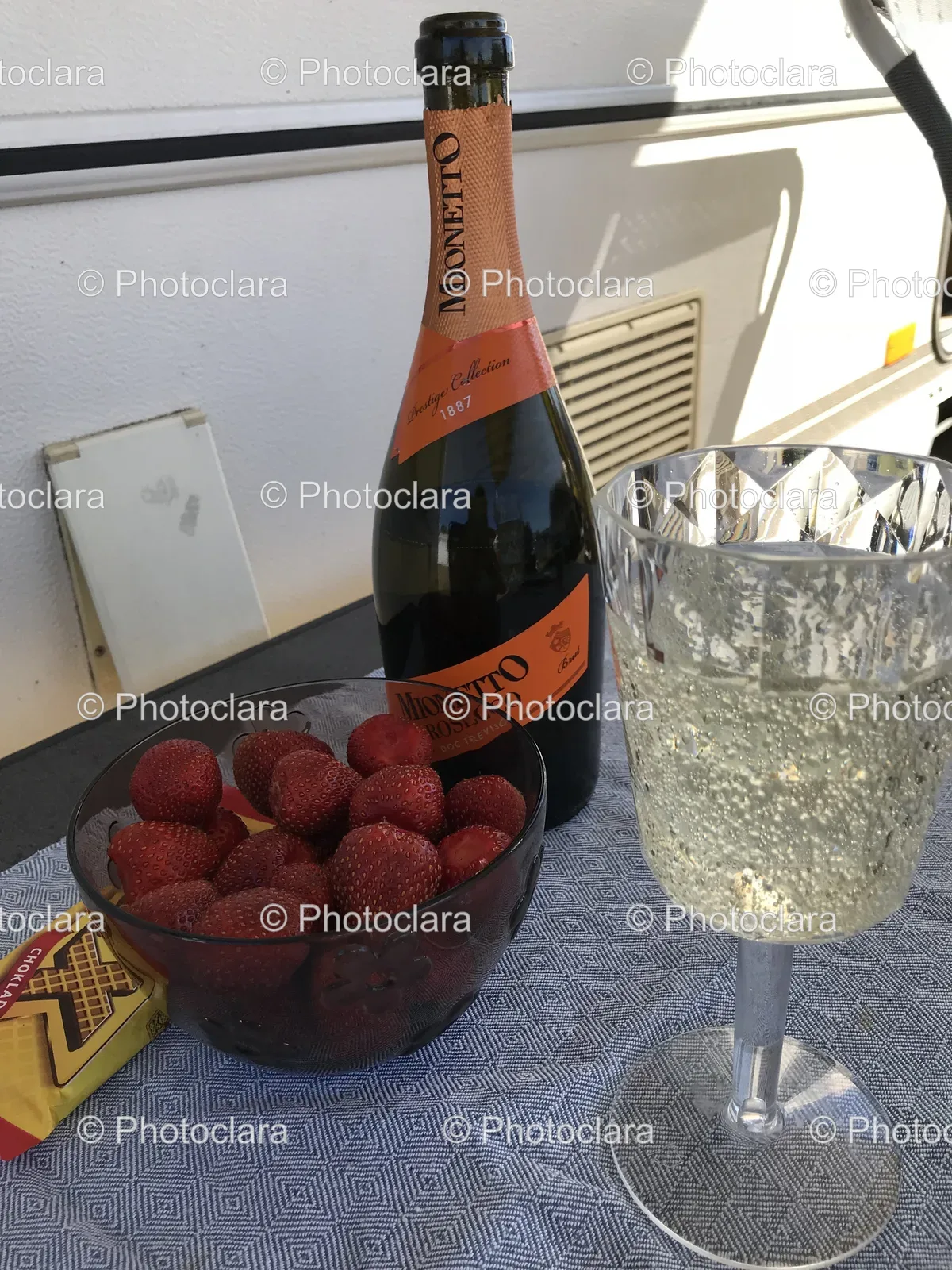 elegant-champagne-and-strawberries.jpg