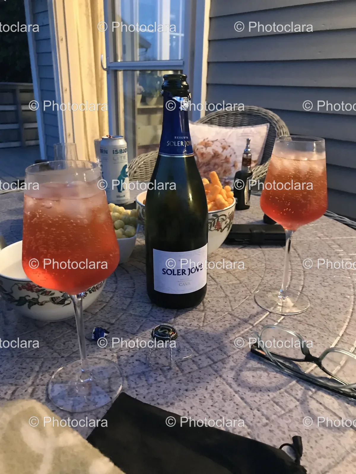 elegant-wine-experience-reserva-bottle-and-glasses.jpg