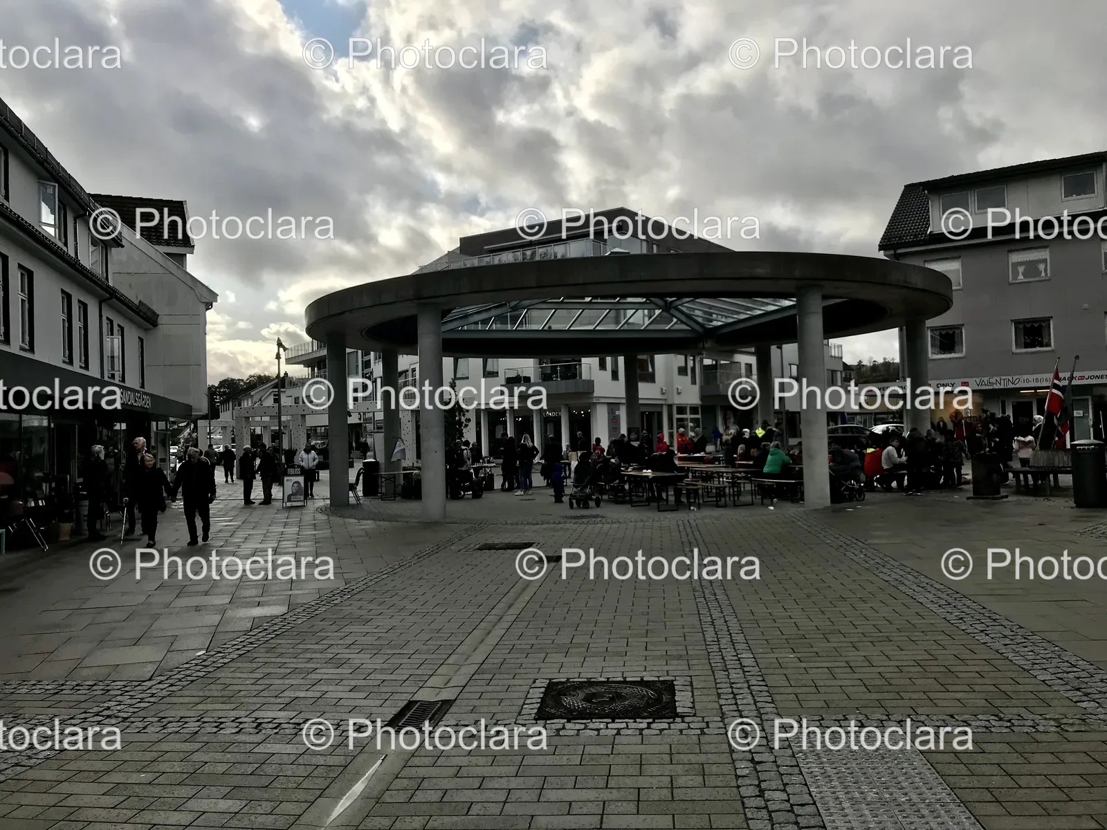 Group-Scene-Outside-Sandalsgarden-Building.jpg