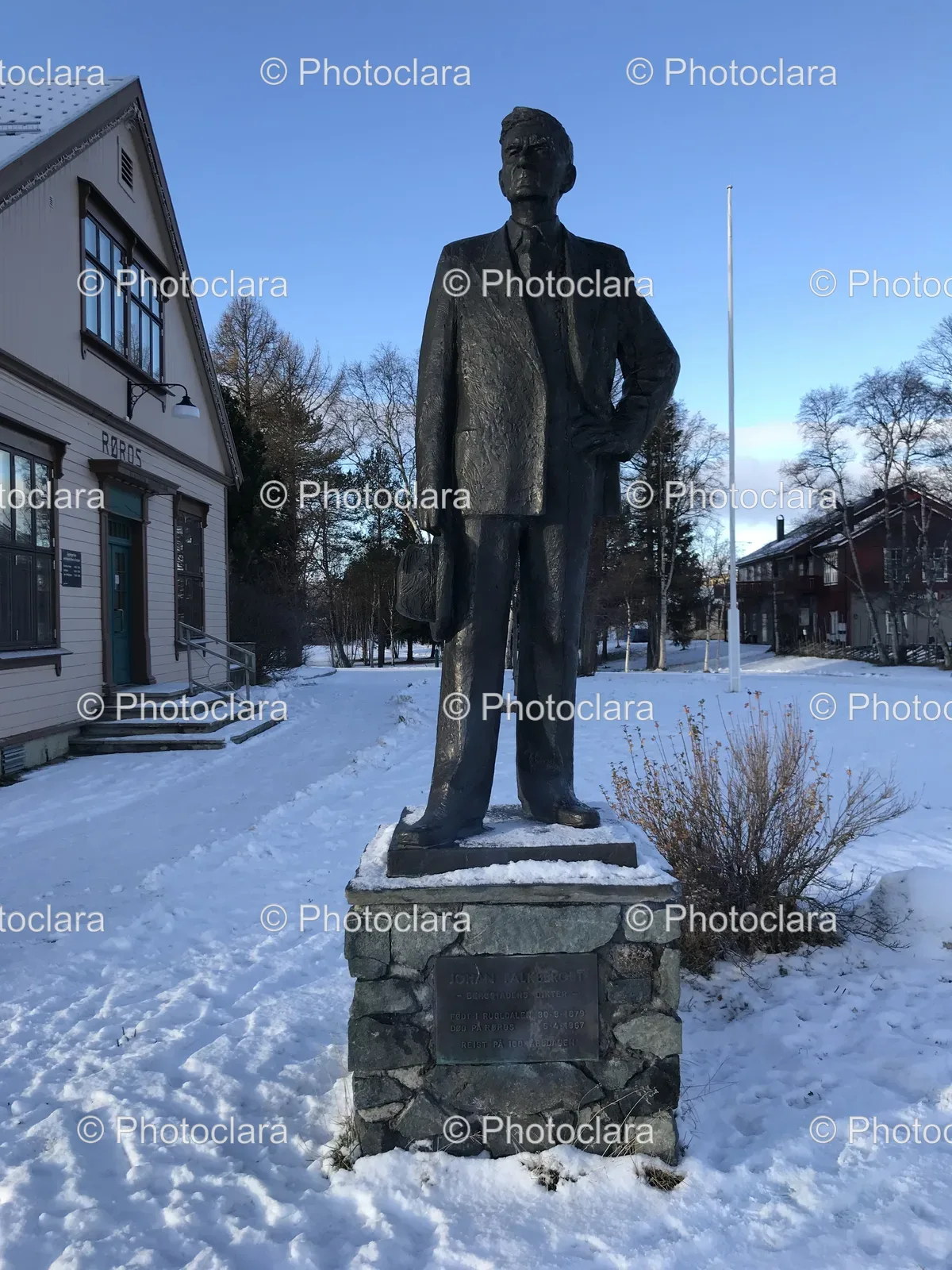 Statue-of-Johan-Falkberget-in-Snow.jpg
