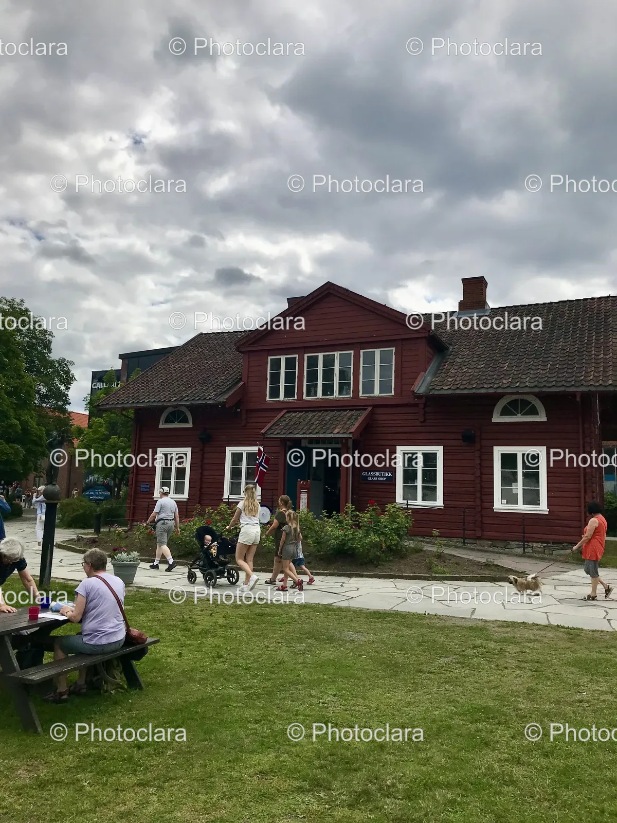 group-of-people-outside-historical-building.jpg
