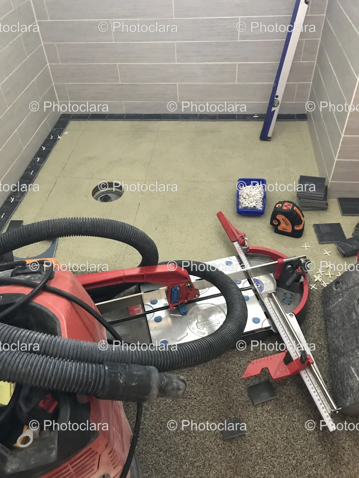 vacuum-cleaner-and-tools-on-the-floor.jpg