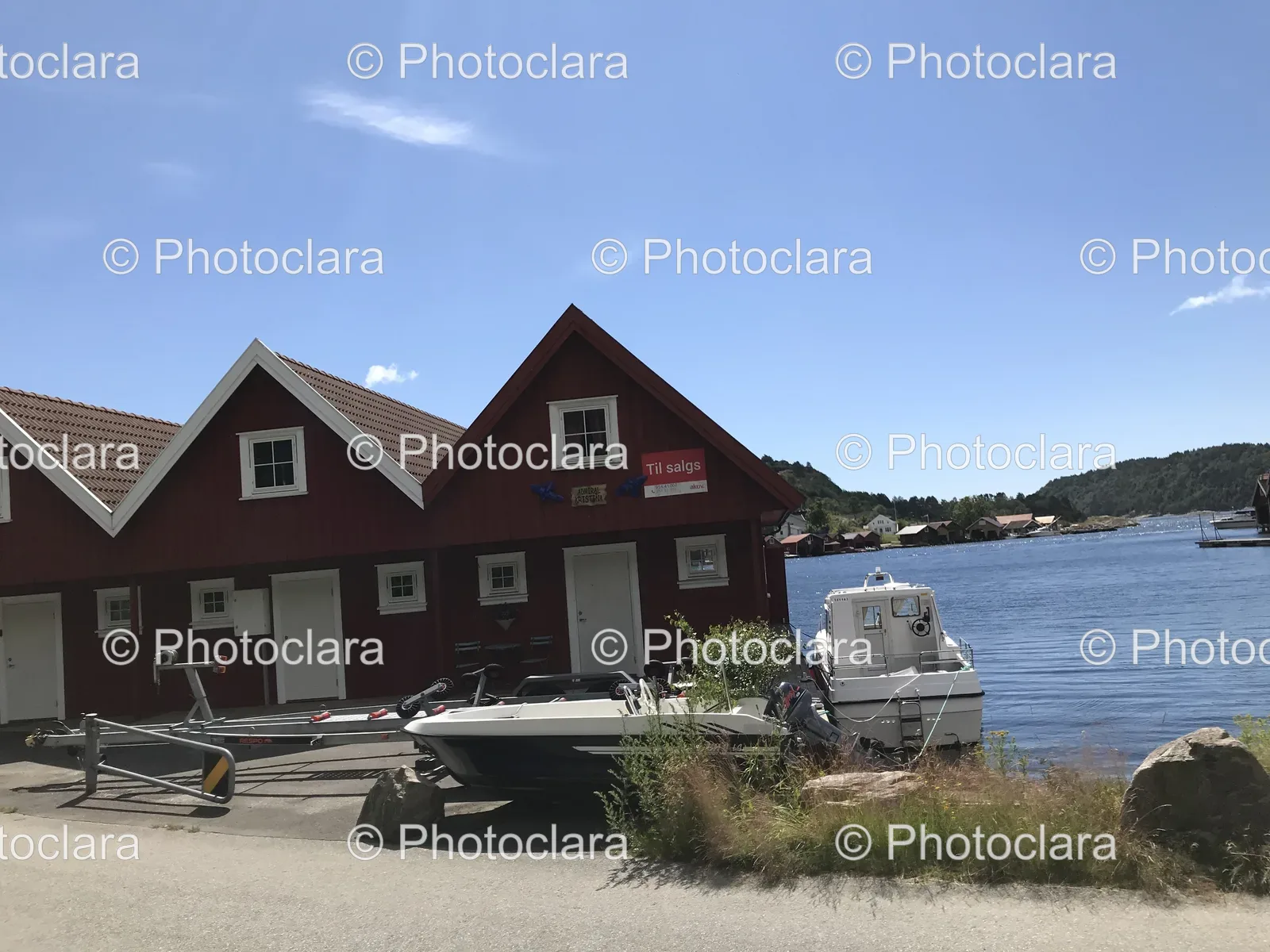 Boat-Parked-Next-to-Lakeside-House.jpg