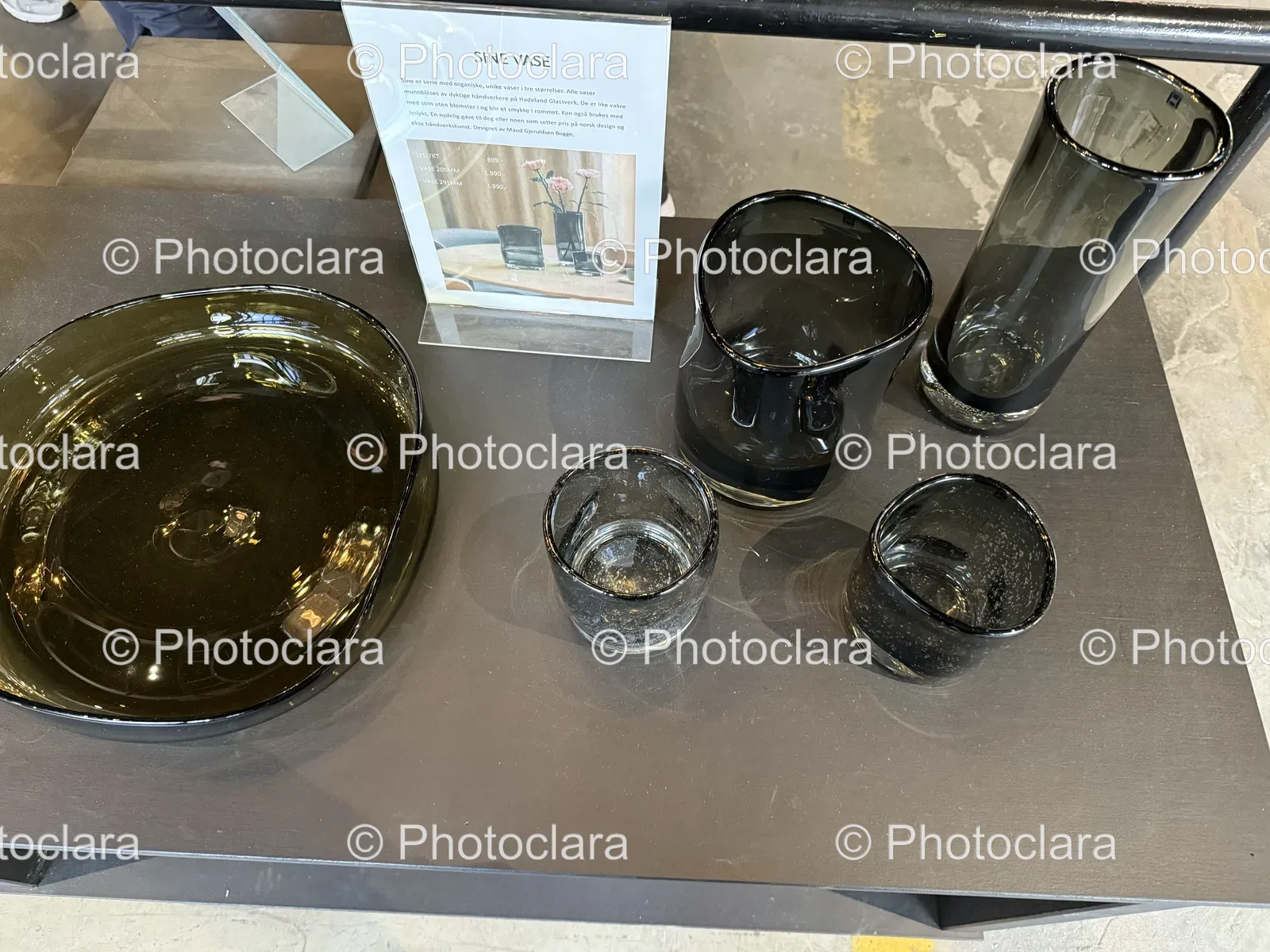 Elegant-Sine-Vase-on-Display.jpg