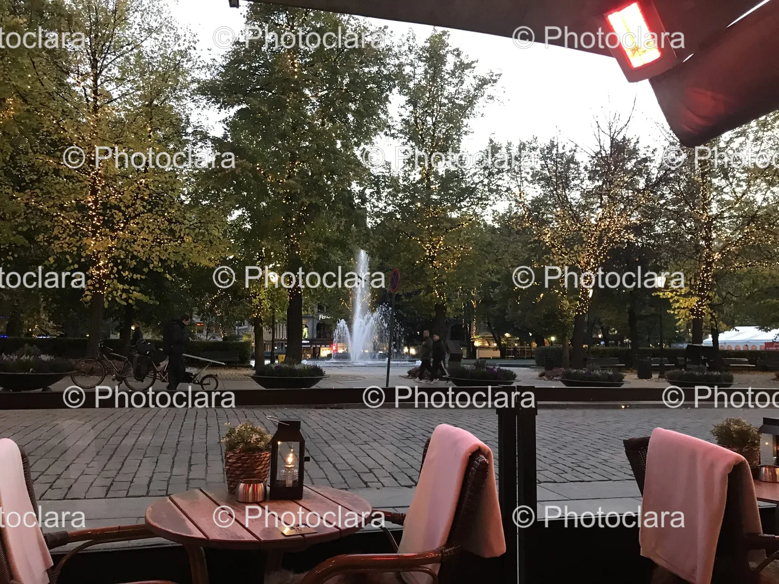 Outdoor-Dining-Set-with-Fountain.jpg