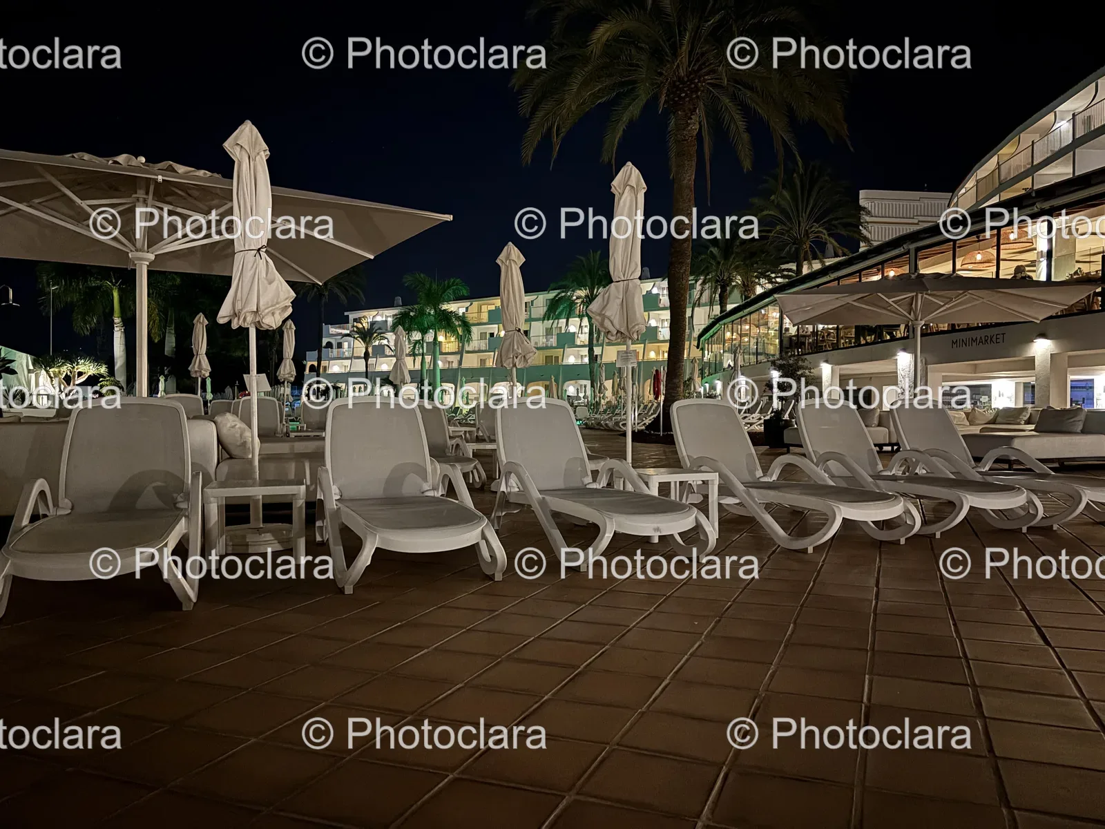 Patio-Seating-with-Chairs-and-Umbrellas.jpg