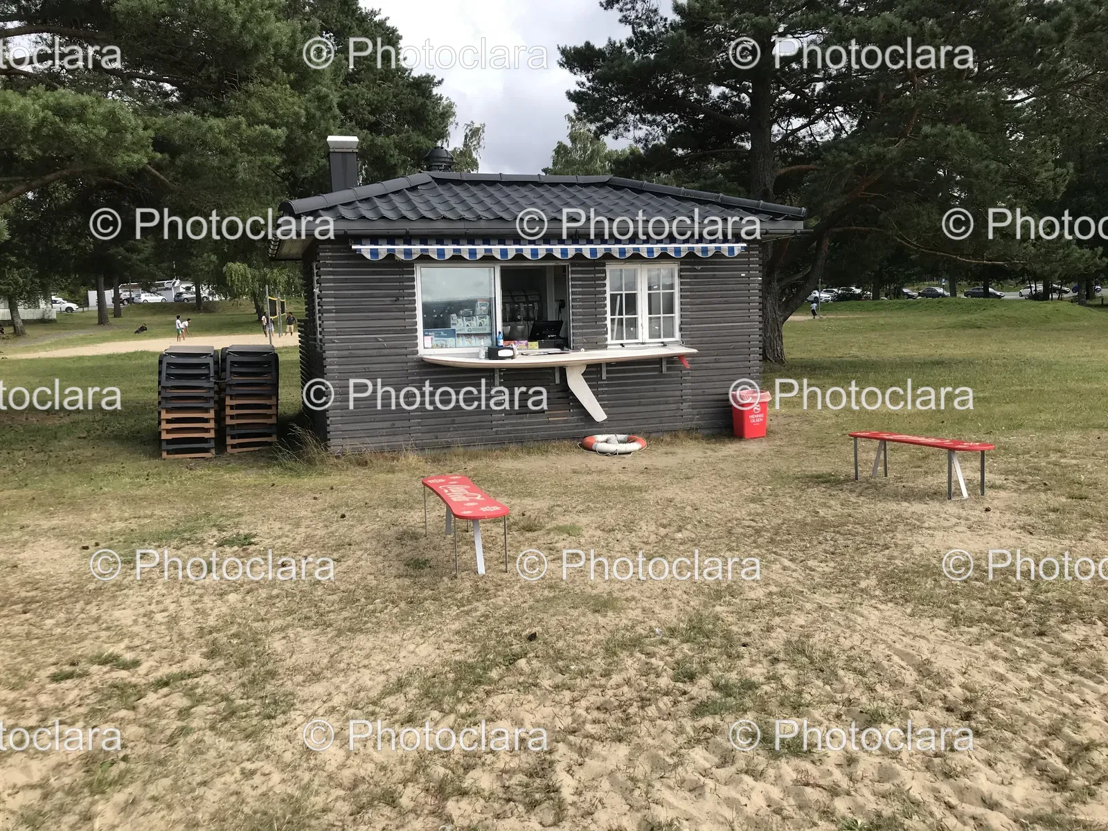 cozy-outdoor-tables-small-building.jpg