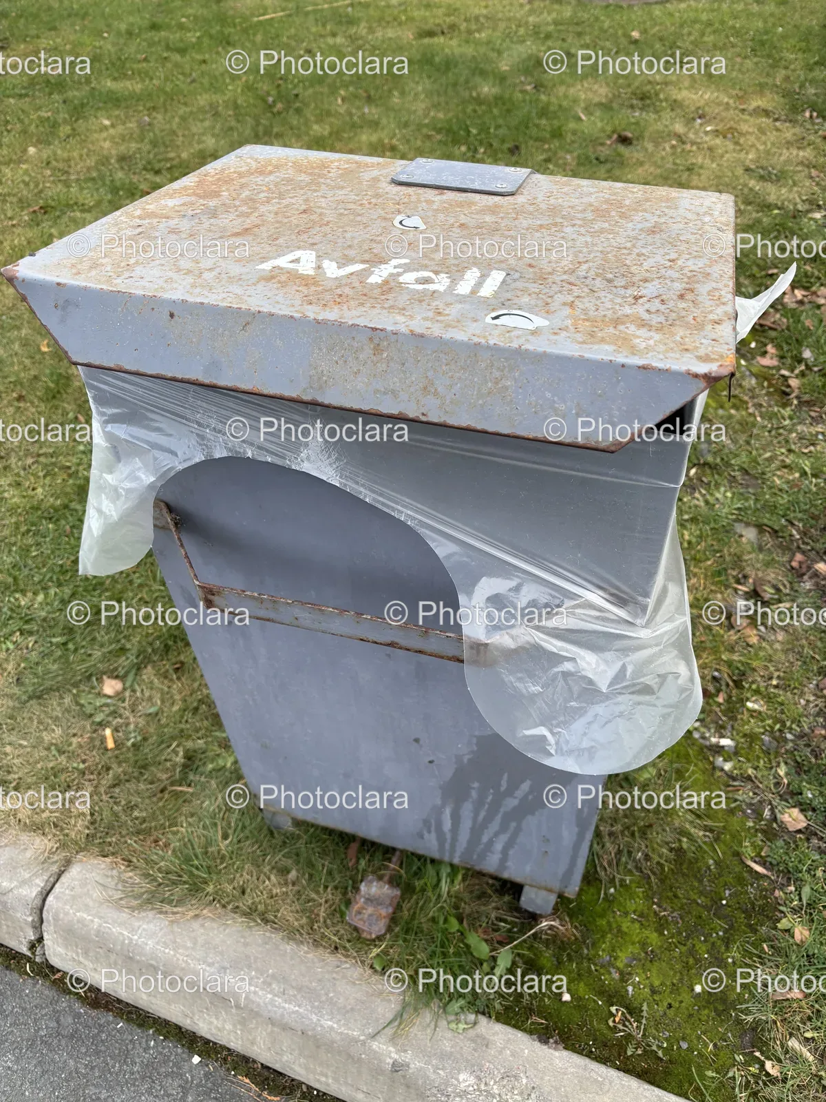 Outdoor-Trash-Can-Greenery.jpg