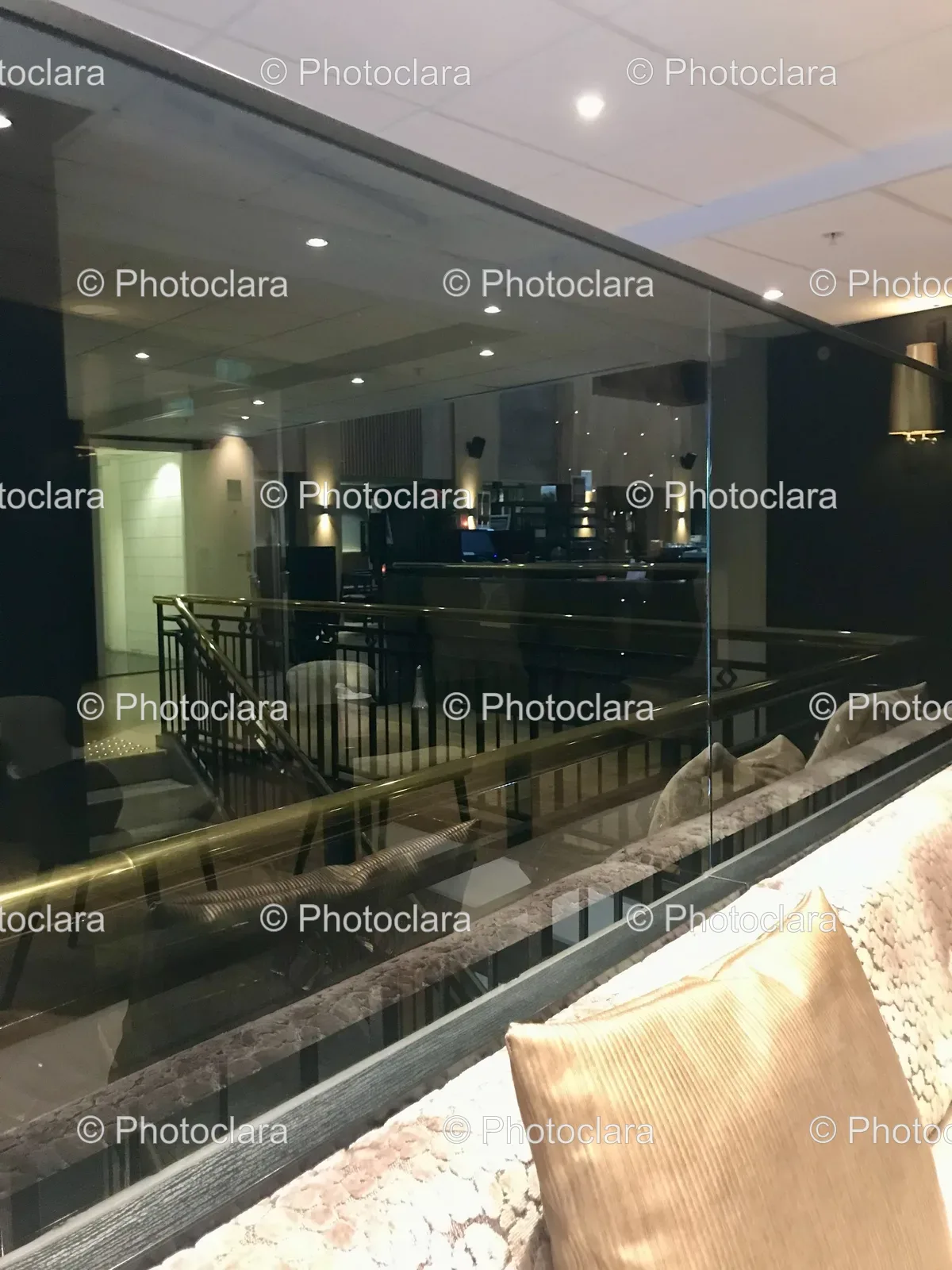 glass-wall-railing-staircase-modern-architecture.jpg