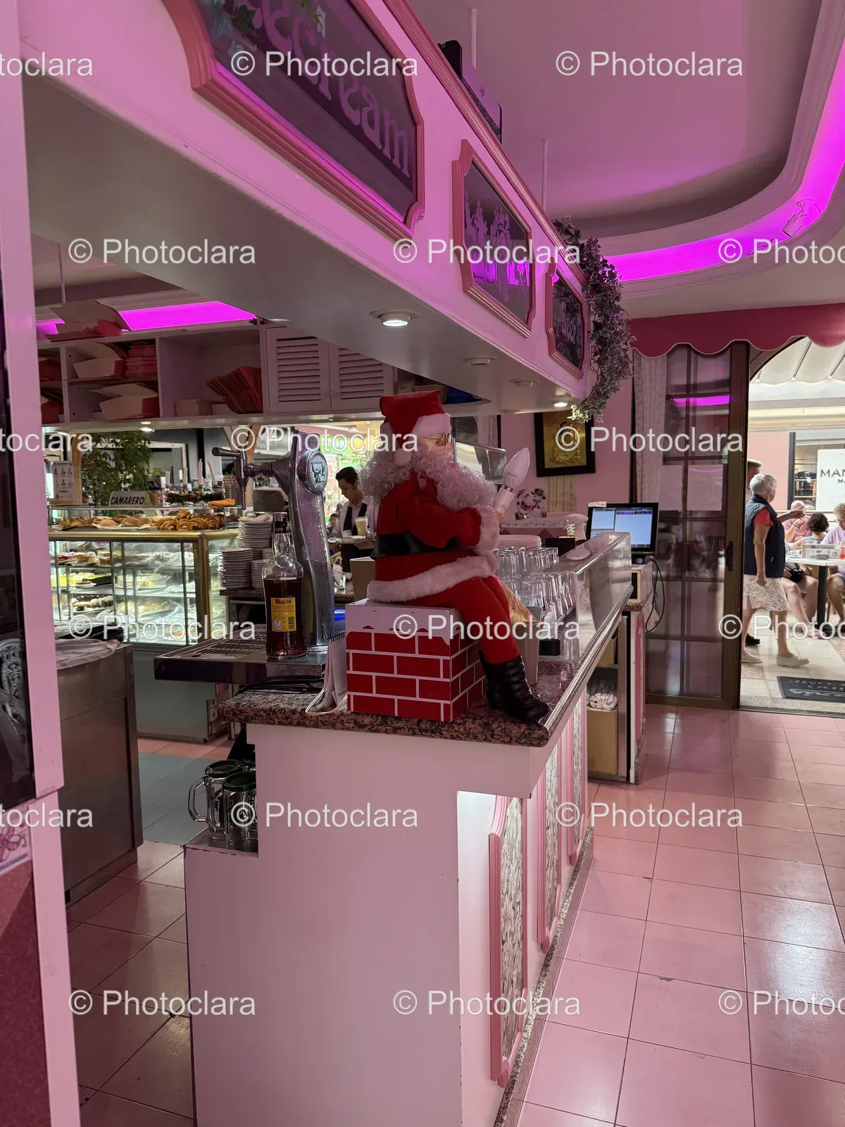 Santa-Claus-at-the-Bar.jpg