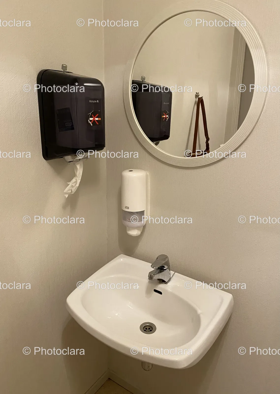 Elegant-Bathroom-Basin-and-Mirror.jpg