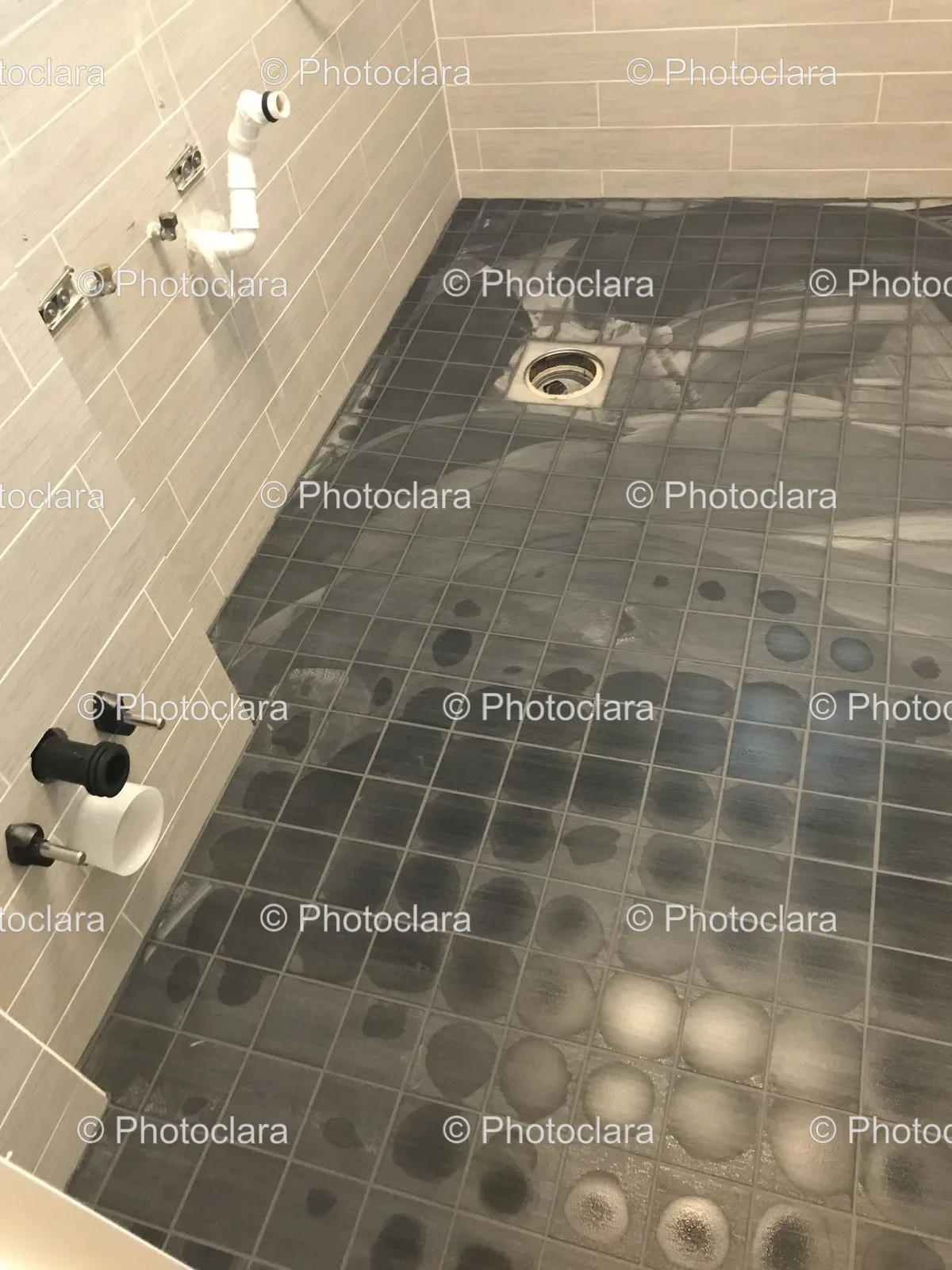 Elegant-Tiled-Bathroom-Interior.jpg