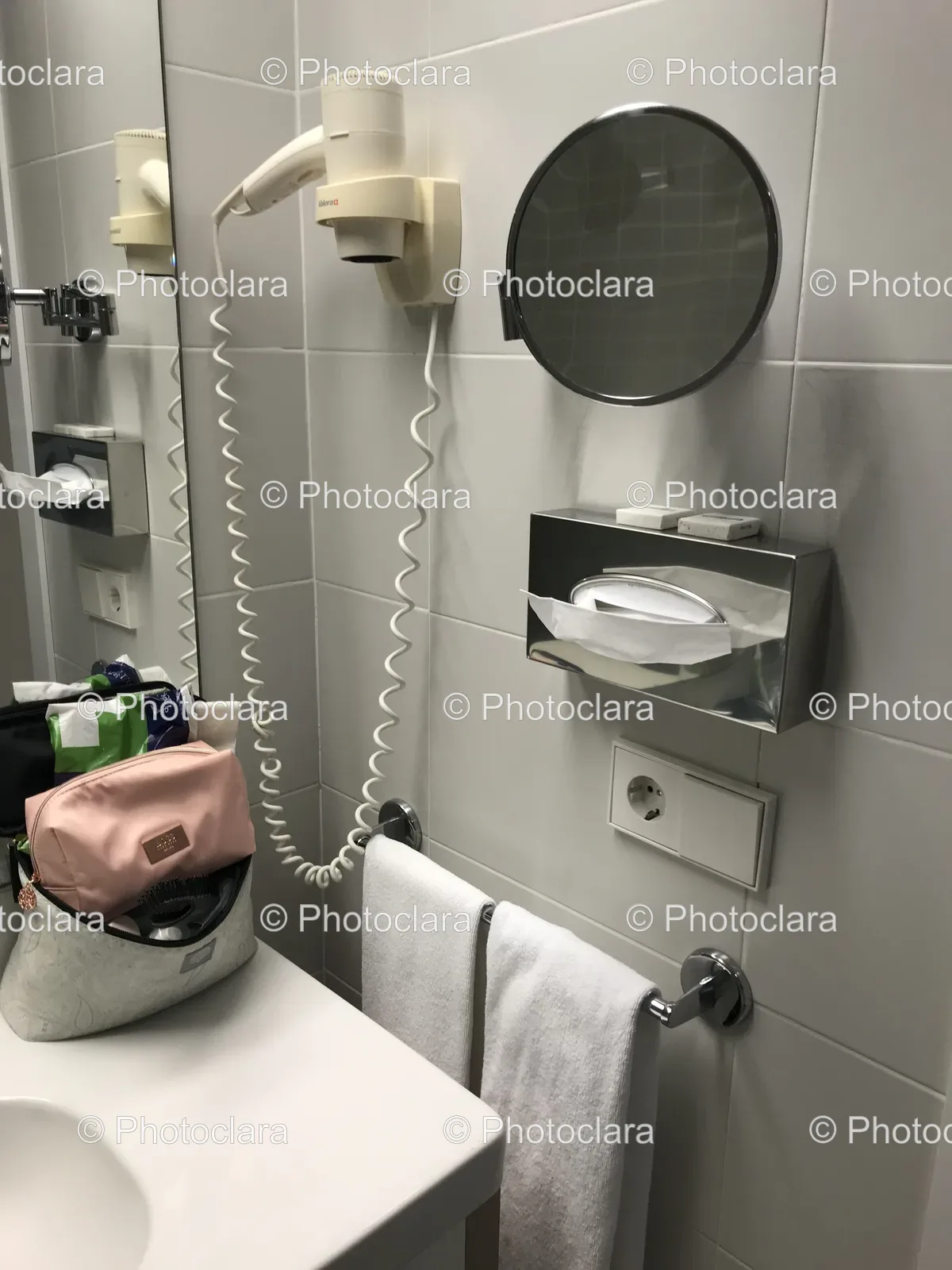 modern-bathroom-with-mirror-and-towel-rack.jpg