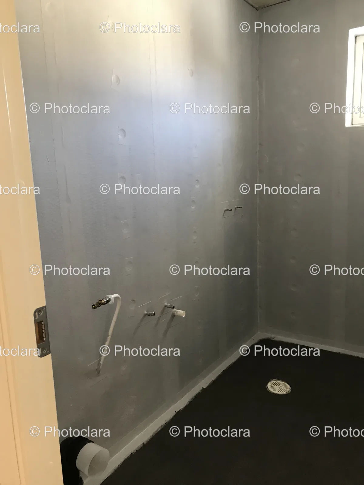 Modern-Bathroom-with-Shower-and-Window.jpg