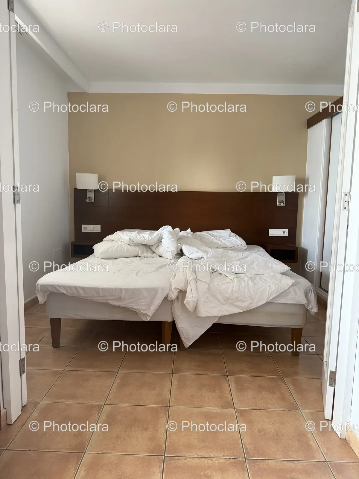 contemporary-bedroom-with-cozy-bedding.jpg