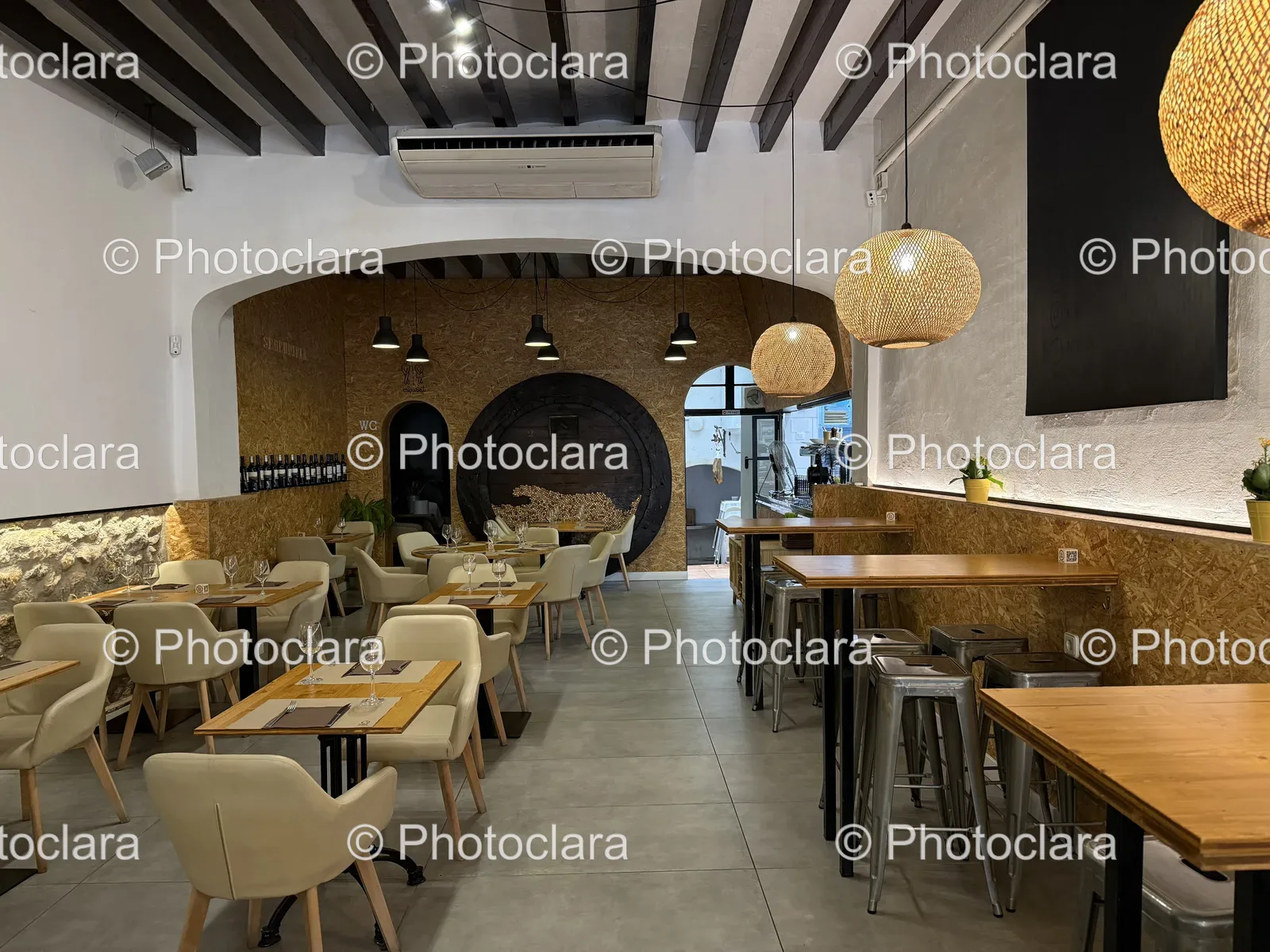 Cozy-Dining-Room-With-Elegant-Setup.jpg