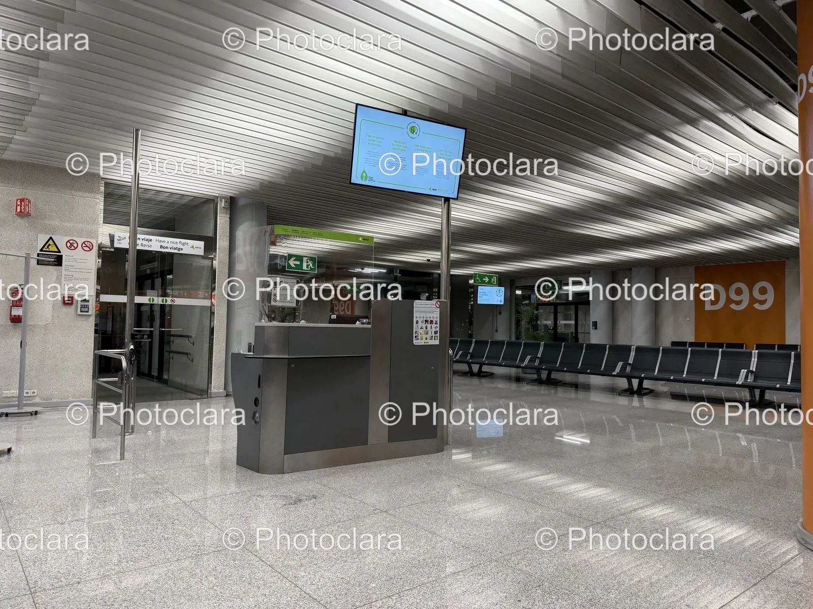Expansive-Hall-with-Projector-Screen-and-Seating.jpg
