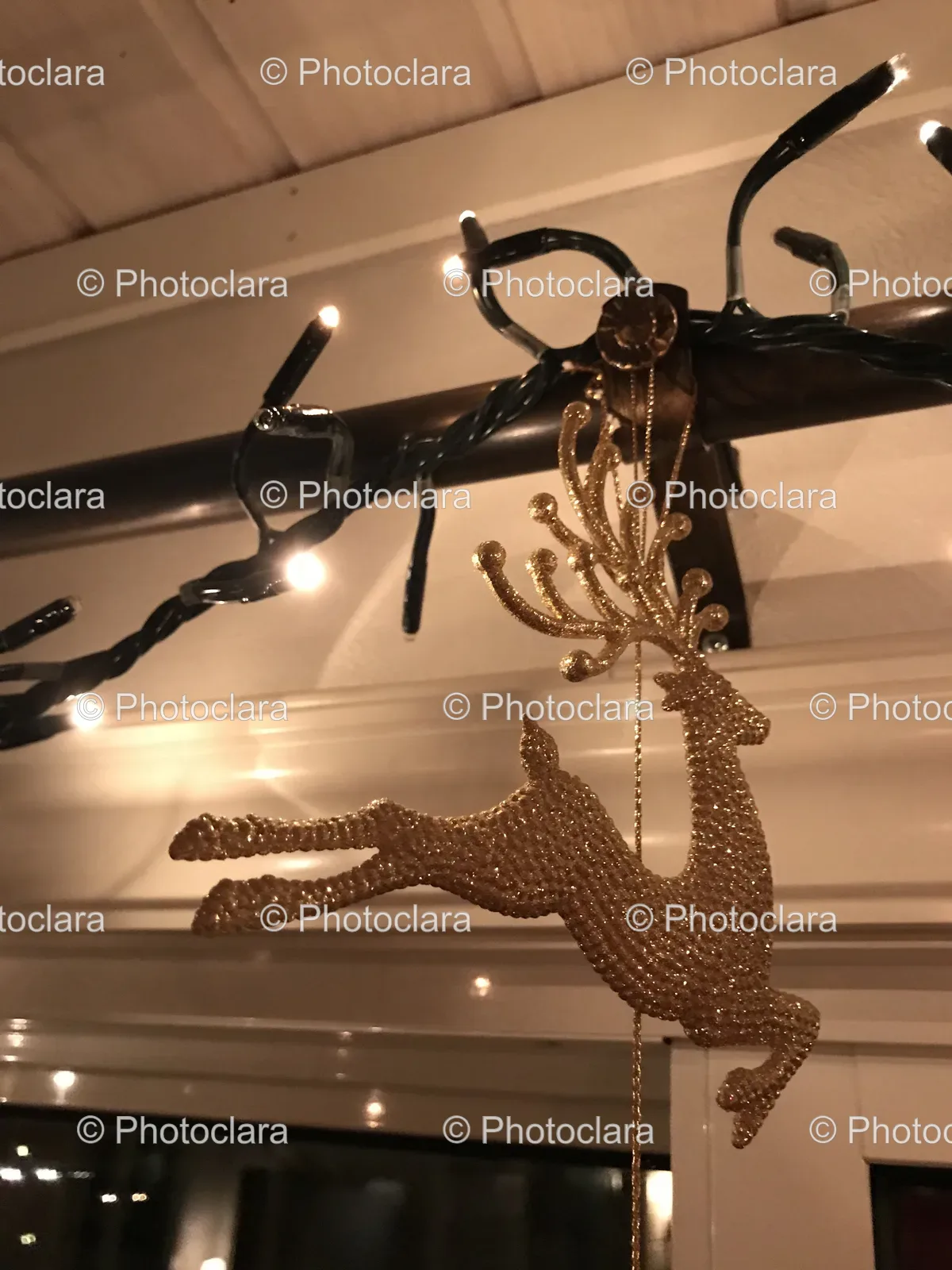 Elegant-Gold-Reindeer-Ornament.jpg