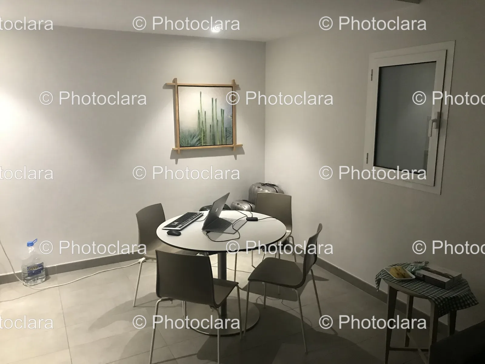 Cozy-Dining-Area-with-Table-and-Chairs.jpg